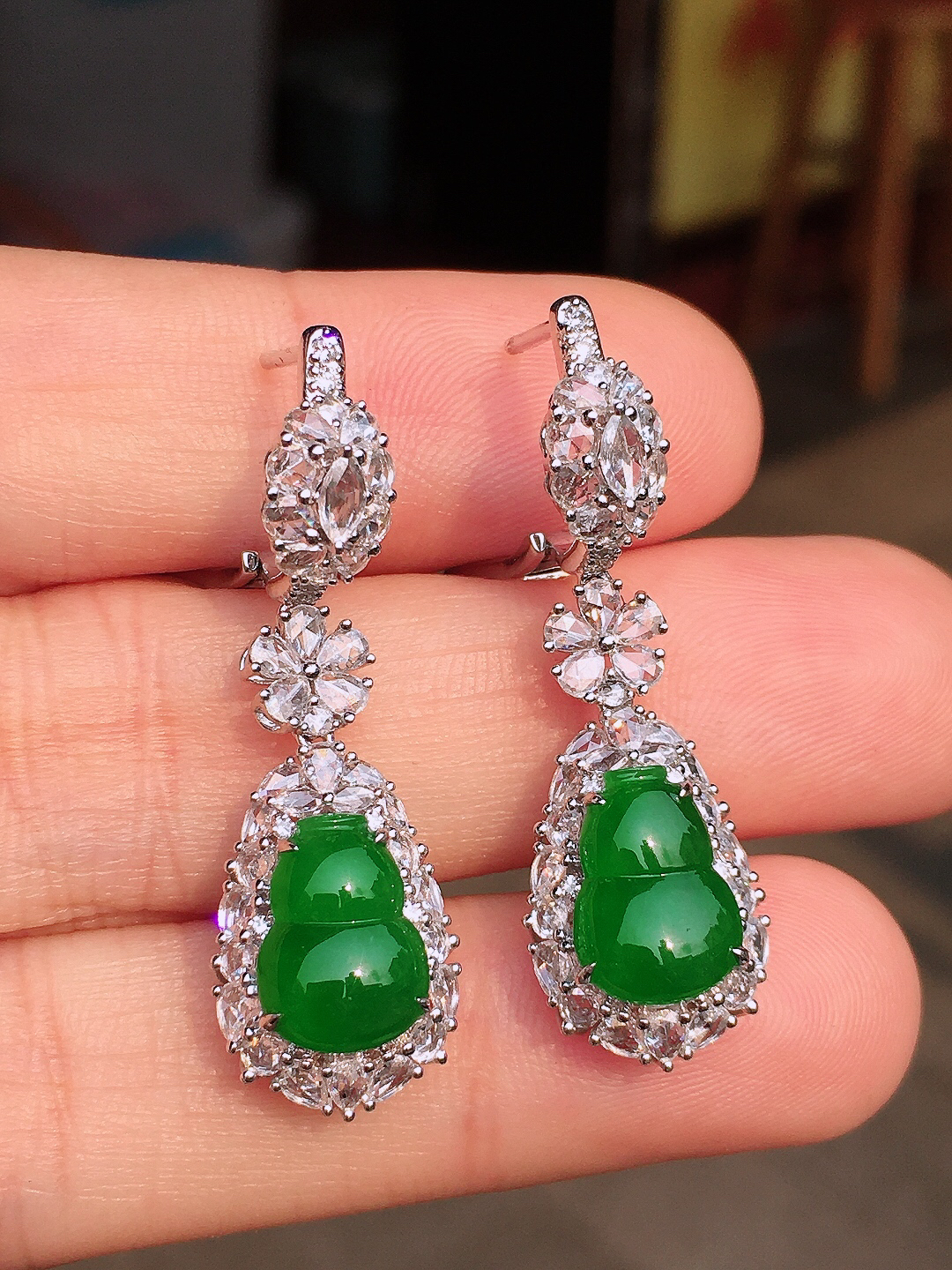 辣绿葫芦耳坠，色泽均匀艳丽，玉质细腻，荧光感超
强，饱满圆润，尽显优雅气质，18k
金豪华镶嵌