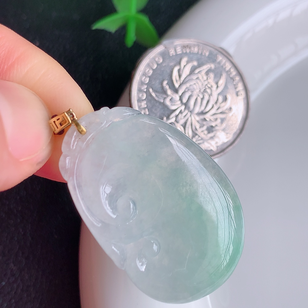 18k金扣冰润飘花吉祥如意翡翠吊坠  寓意“万事如意，吉祥如意,福寿绵长 心想事成”饱满大气，通透水润  W01.8 尺寸：34.2-22.5-4.8mm