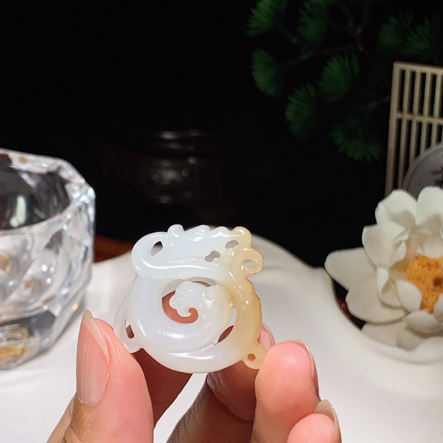 新疆且末糖仿古龙凤挂件。尺寸27/27/9重10克。玉质细腻油润。手推出油。佩戴高端典雅。lt260410