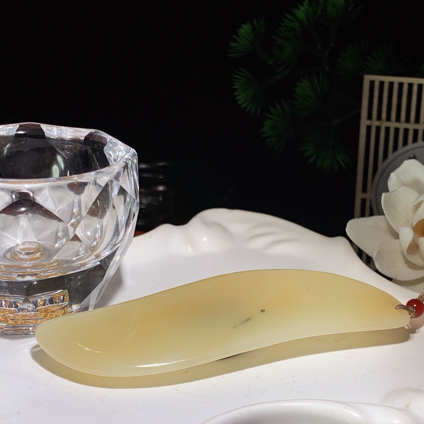 新疆且末糖刮痧板挂件。尺寸101/32/7重44.3克。玉质细腻油润。手推出油。佩戴高端典雅。lt260410