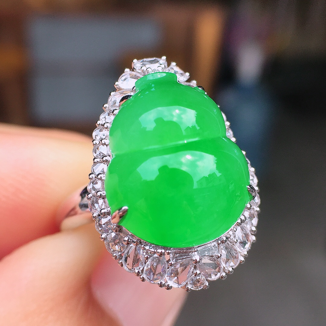 阳绿葫芦戒指/吊坠两用款，色泽均匀艳丽，玉质细腻，荧光感超
强，饱满圆润，尽显优雅气质，18k
金豪