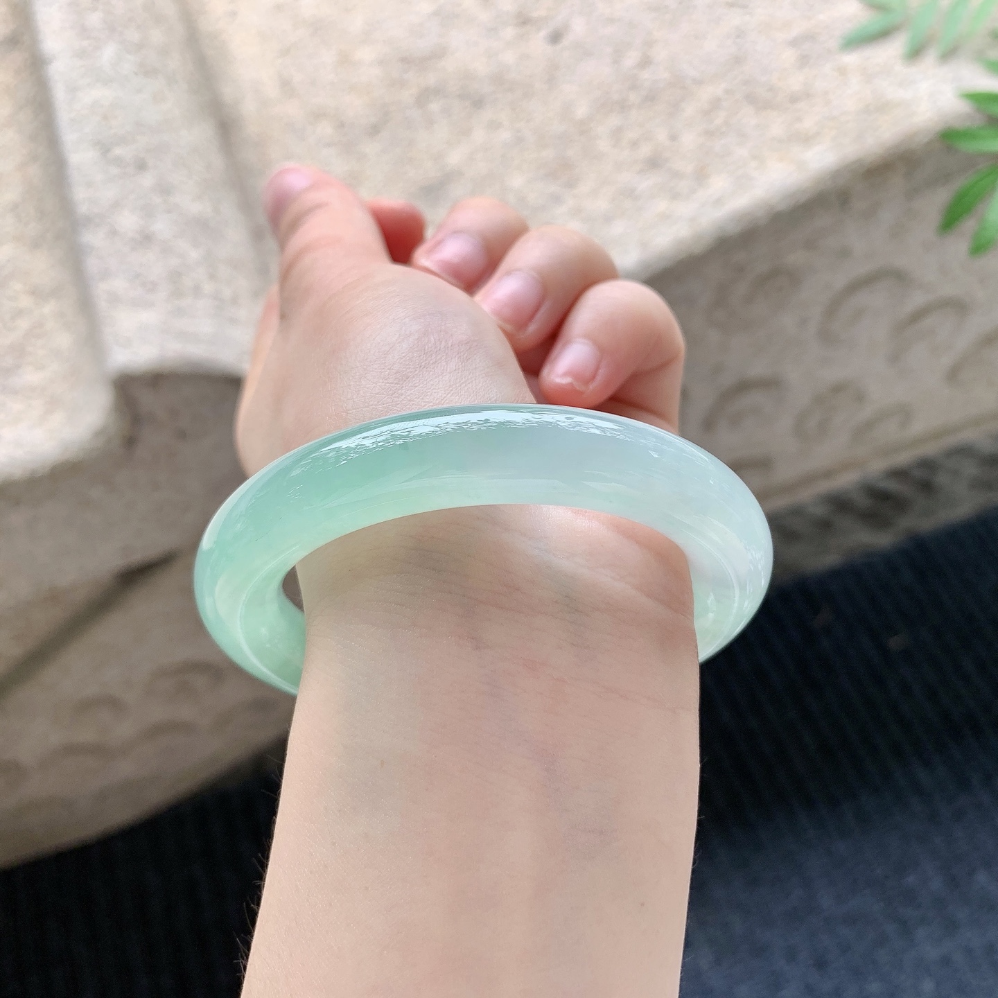 圆条54 55【圈口】55/11.2/11【编码】A2041120【描述】冰糯阳绿，水润，种老，细腻，无纹裂