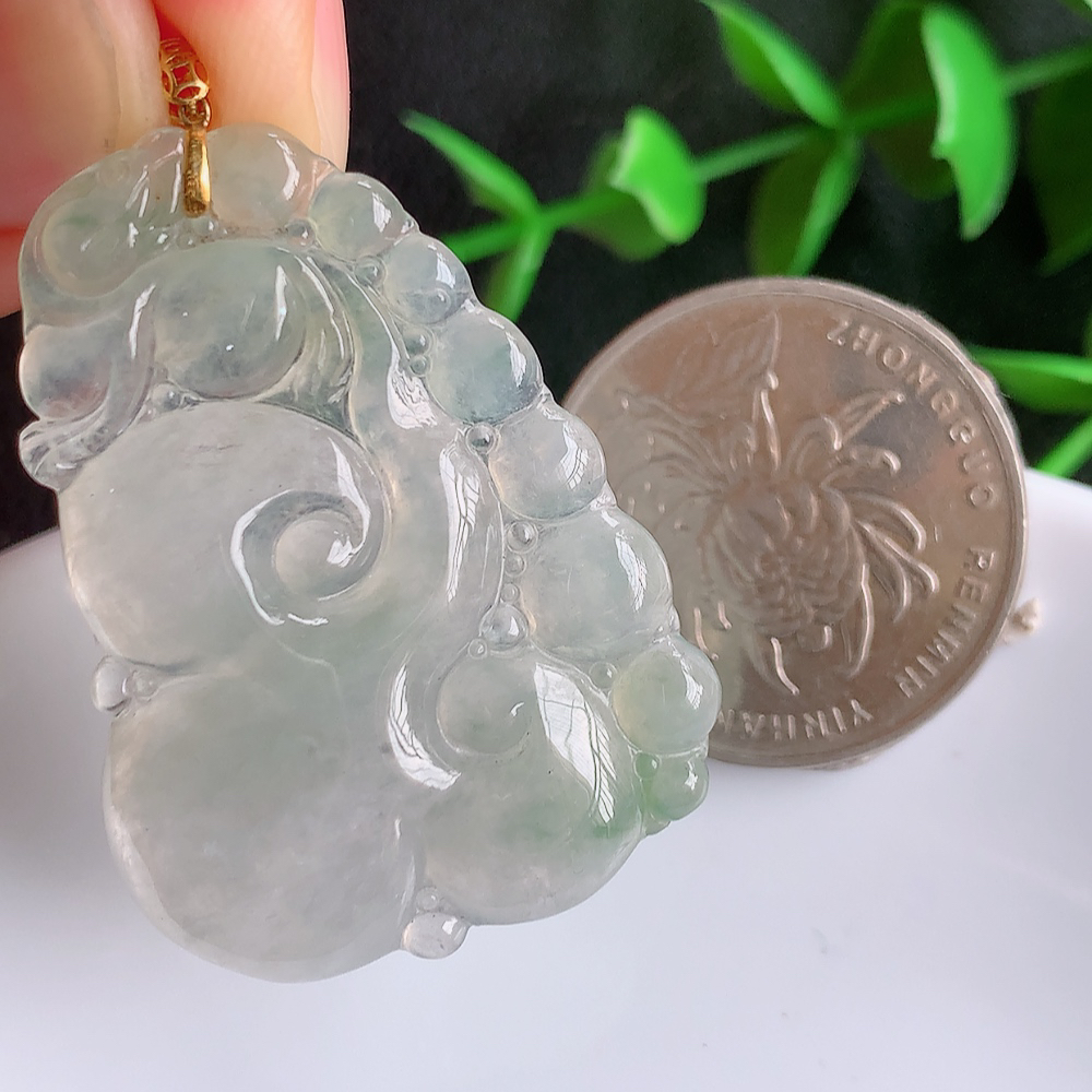 18k金扣冰润飘花吉祥如意翡翠吊坠  寓意“万事如意，吉祥如意,福寿绵长 心想事成”饱满大气，通透水润  W141.8 尺寸：38.5-27.8-4.8mm