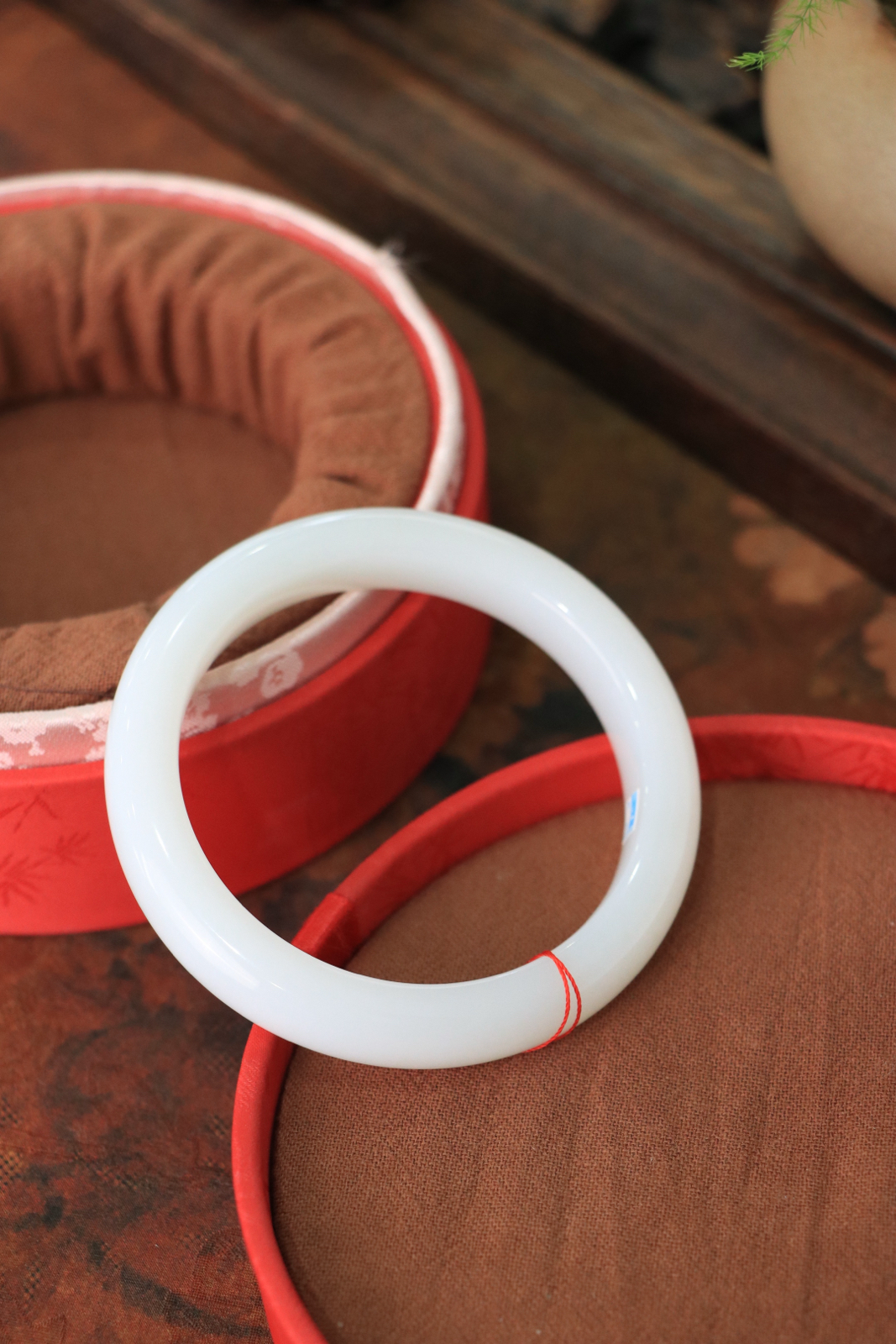 羊59羊脂白玉手镯和田玉山料手镯59圈口宽12厚9无裂无杂无水线特细腻 高脂粉，高品质，萦绕腕间时，古韵不失时尚，素雅不失品味，细腻光滑的触感，使人沉醉，气质高雅 魅力动人