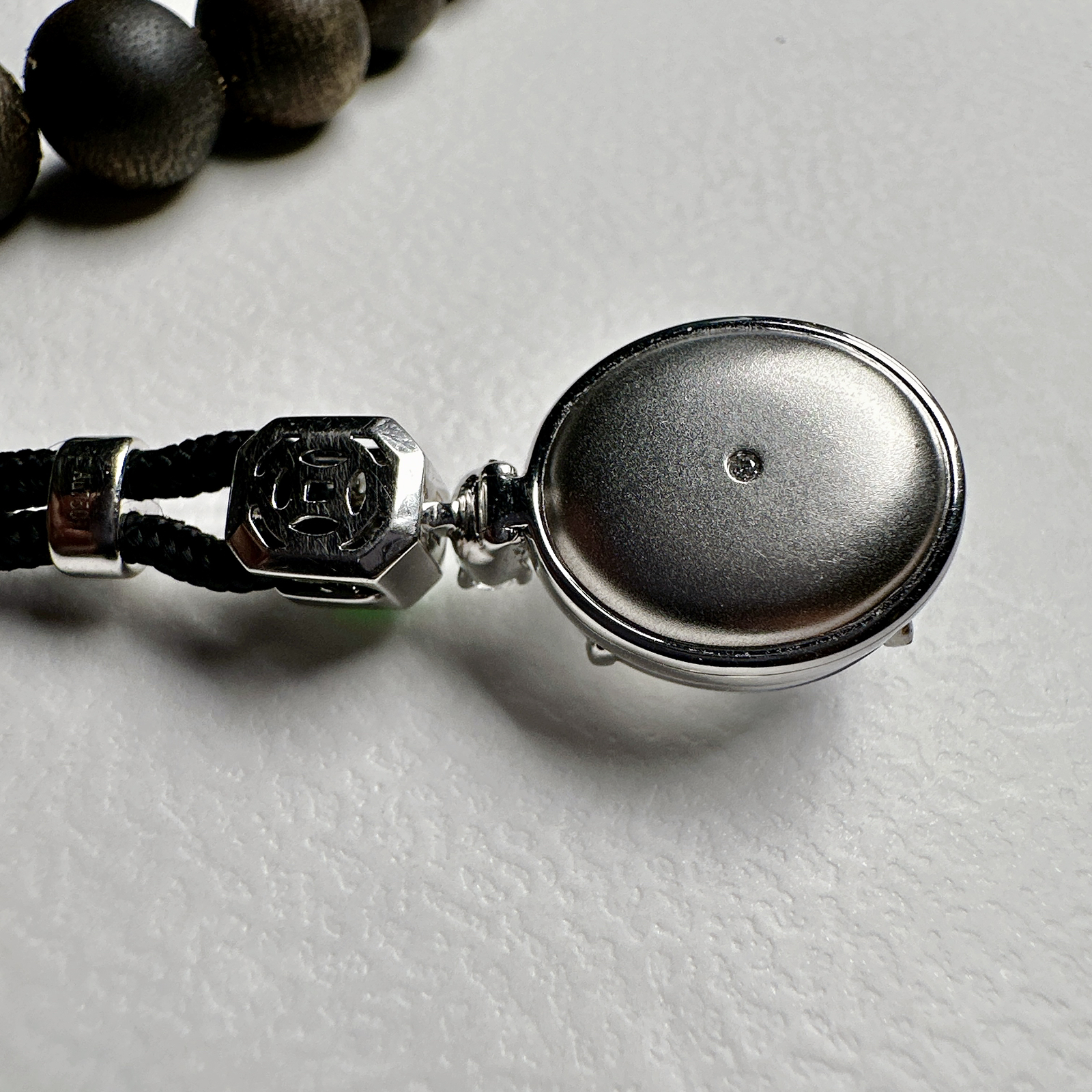 【玻璃蛋面吊坠】质地细腻清爽，玻璃色泽，荧光感强烈，18K金钻镶嵌，裸石尺寸17*15*8.6毫米