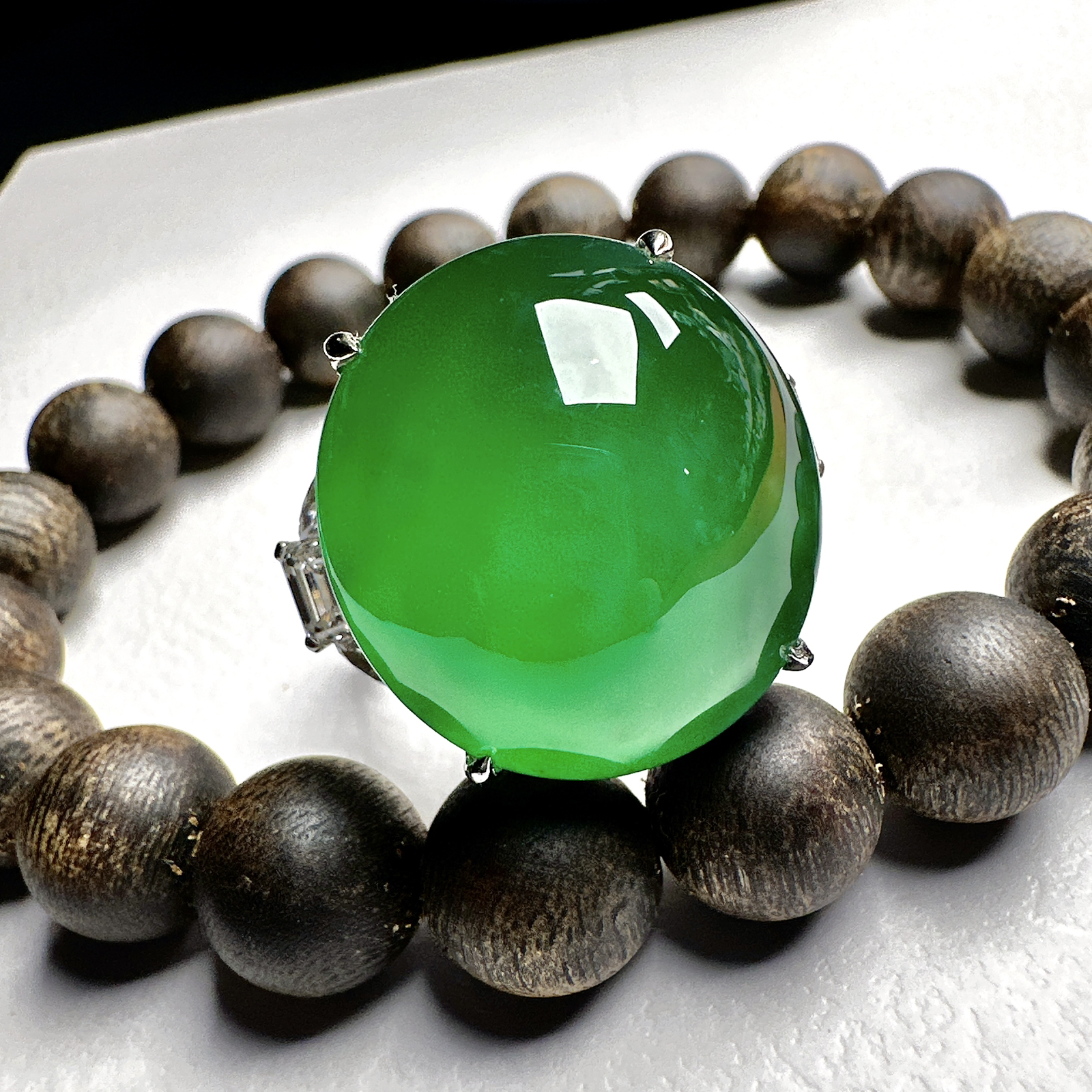 【冰种满绿鸽子蛋戒指】质地细腻，冰感十足，通透闪亮，饱满圆润，纯净度没得说，18k金钻镶嵌，裸石尺寸21.6*20.1*9.6毫米