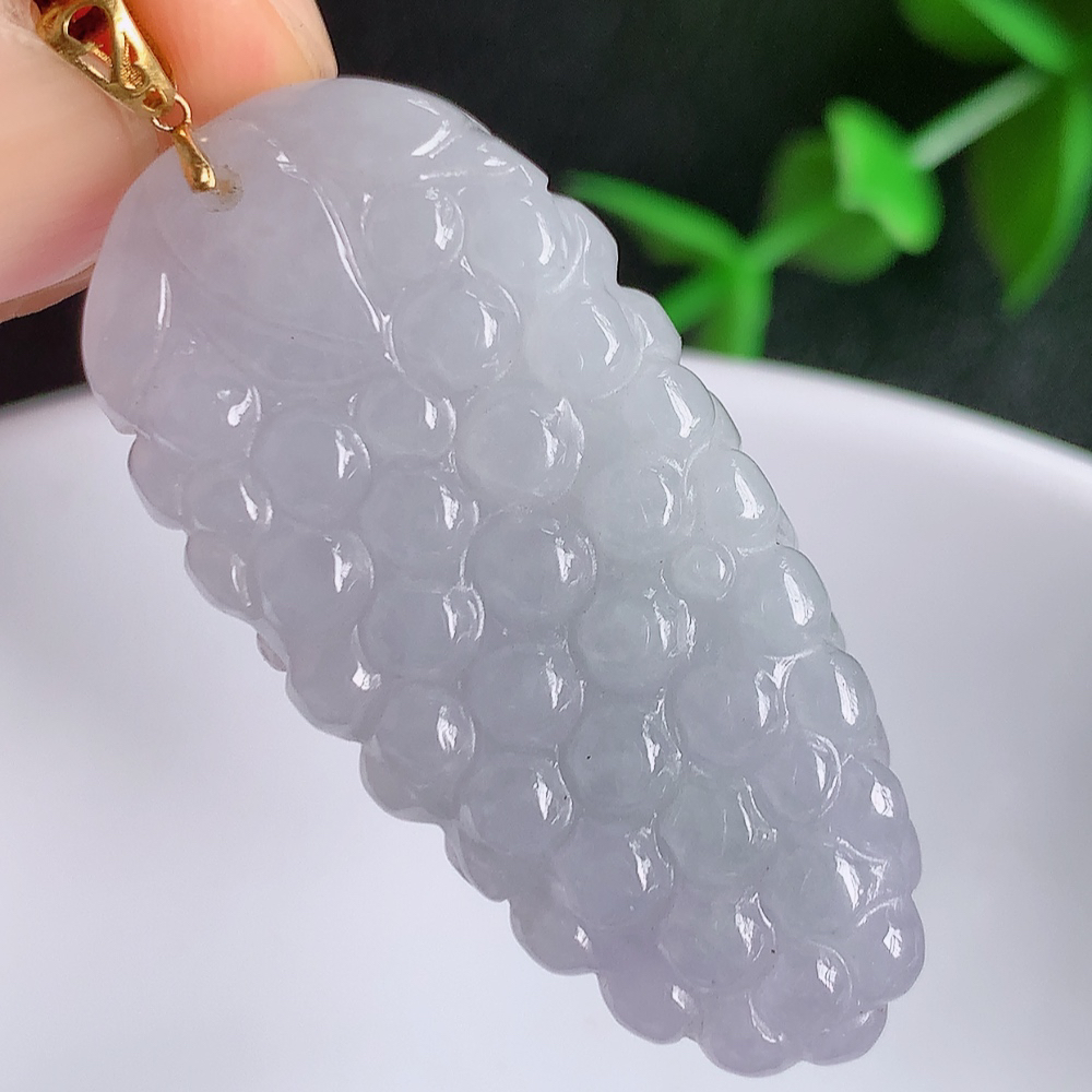 18k金扣自然光实拍，老坑紫罗兰多子多福吊坠，玉质细腻起胶，立体雕工精湛，色泽鲜艳，种老水足，饱满厚装，佩戴大气上档次！W01.8  尺寸：37.8-18-9mm