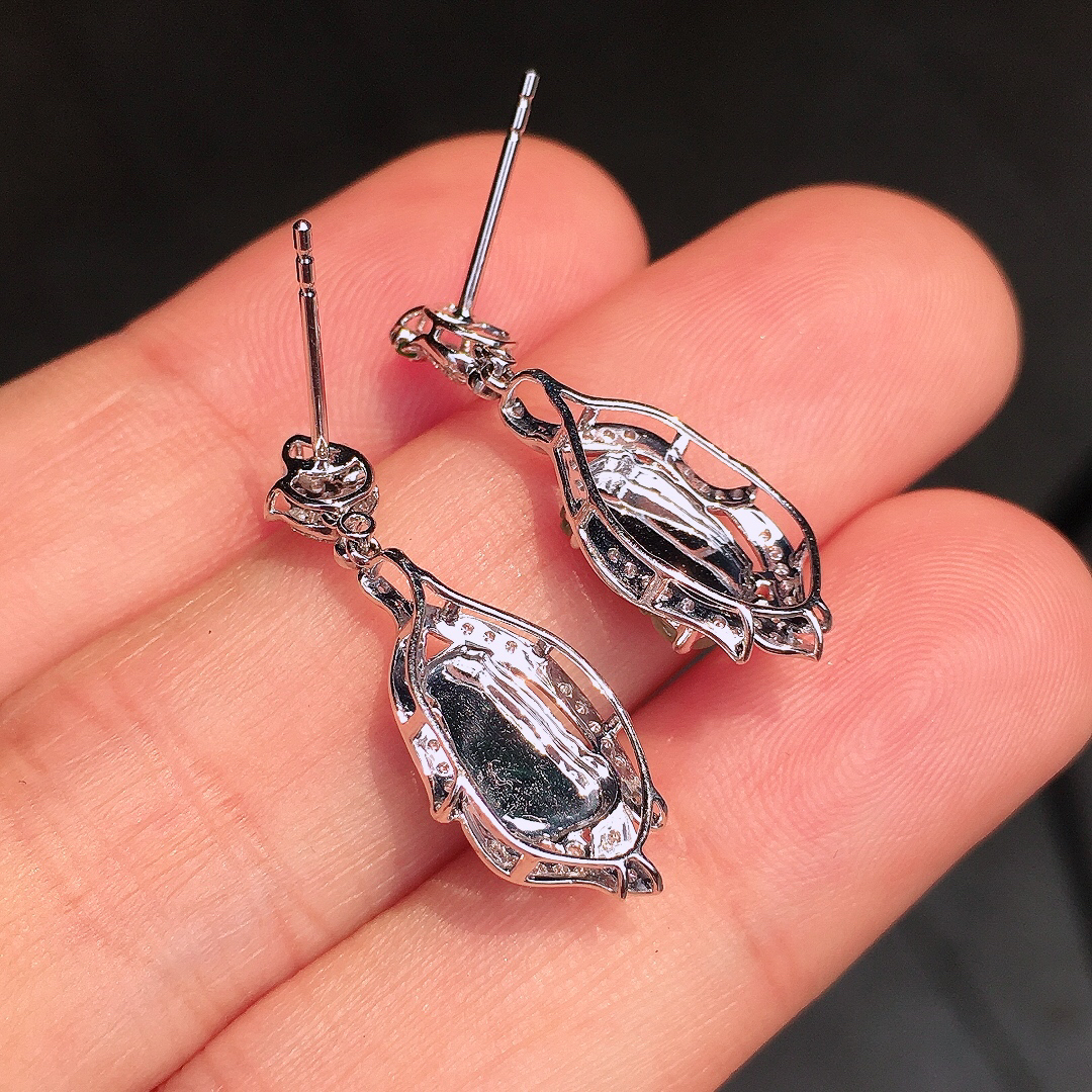 冰种【掌上明珠】耳坠，玉质细腻，荧光感超
强，饱满圆润，尽显优雅气质，18k
金豪华镶嵌