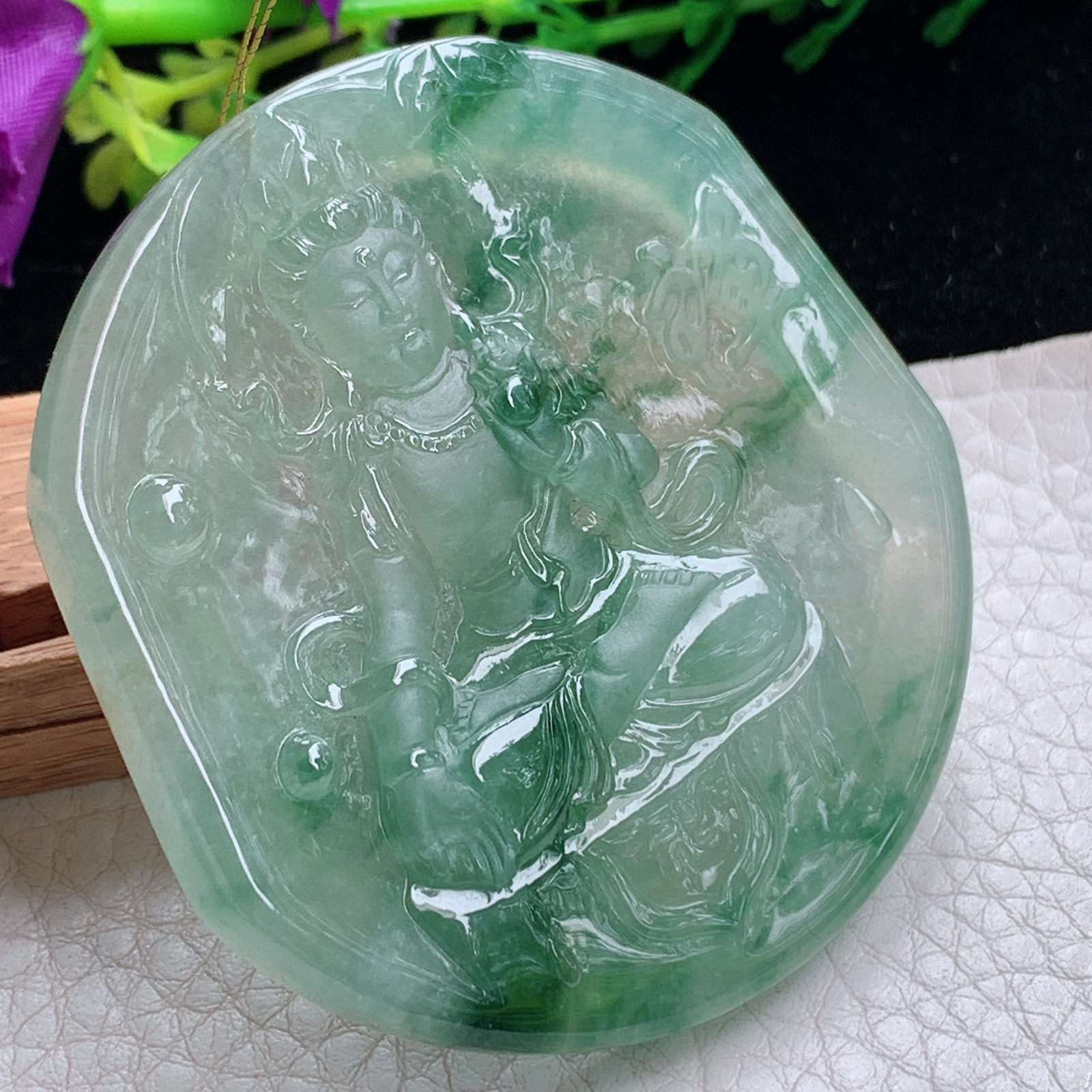 Xj实拍56.6*54.5*6.6天然缅甸翡翠冰飘花大势至观音菩萨吊坠 持莲观音