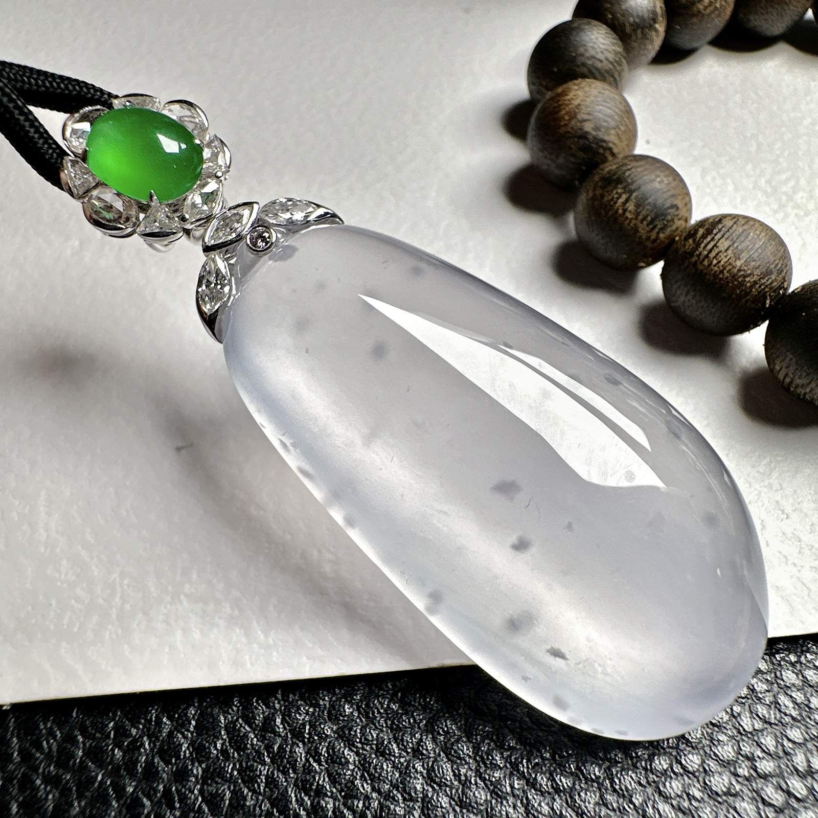 【玻璃种福瓜吊坠】雪花棉老料，种水上乘，晶莹剔透，纯净通透，莹光感很强。收藏品质，18k金钻镶嵌，裸石尺寸46*22.6*10.7毫米