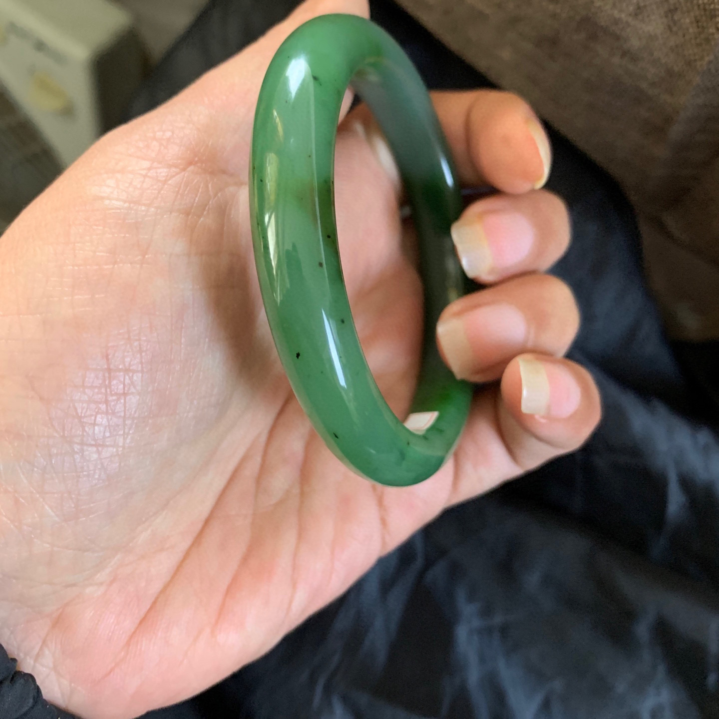 60圈口和田玉碧玉菠菜绿手镯，和田玉60圈口手镯，镯型古朴典雅。在诗情画意的雨巷相遇，你是我腕间的一抹风情，有你眸有深情.清风荡漾湖间静水，我愿俯身低眉，在烟波涟漪处寻