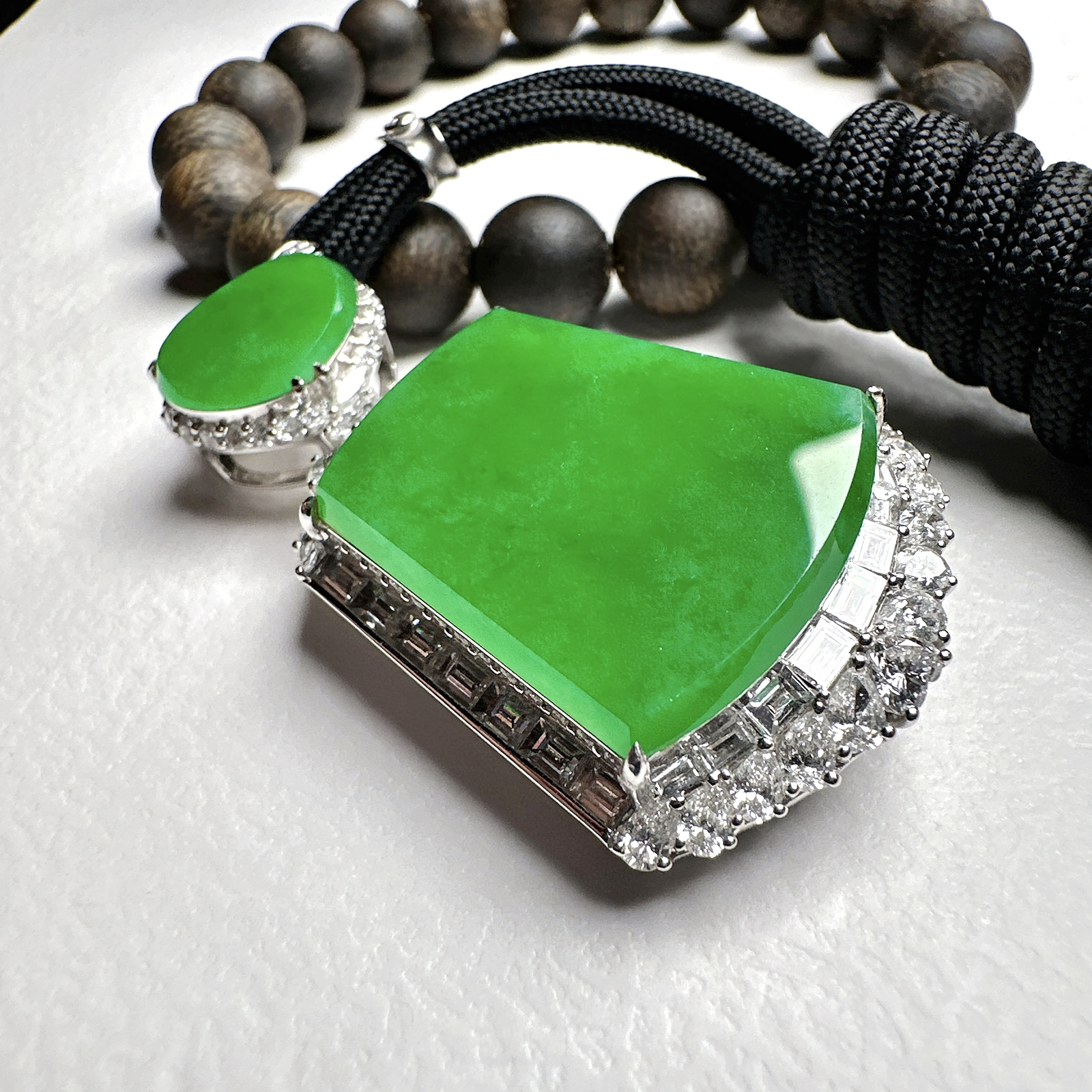 【冰种满绿无事牌】种水上乘，通透闪亮，晶莹剔透。收藏品质，18K金钻镶嵌，裸石尺寸25.8*22.8*3毫米。