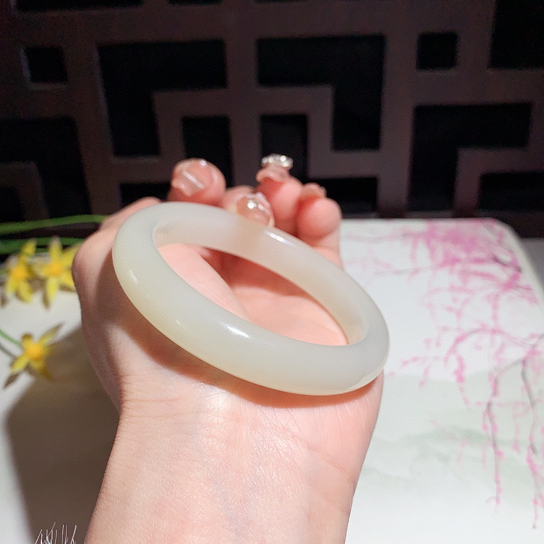 和田玉53.5圈口藕粉色手镯！玉质细腻油润 底色纯净 无裂无杂 脂粉好，品质好！