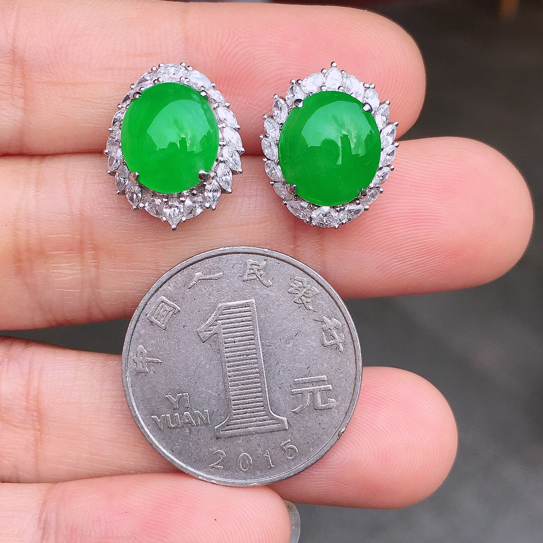 阳绿蛋面耳钉，色泽均匀艳丽，玉质细腻，荧光感超
强，饱满圆润，尽显优雅气质，18k
金豪华镶嵌