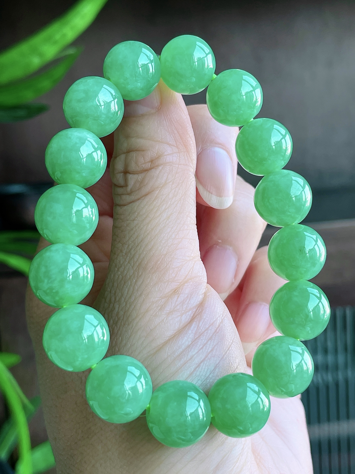 【珠子】高冰甜阳绿手串圆珠珠子手串
【说明】缅料 性价比高  
【尺寸】12.8mm..