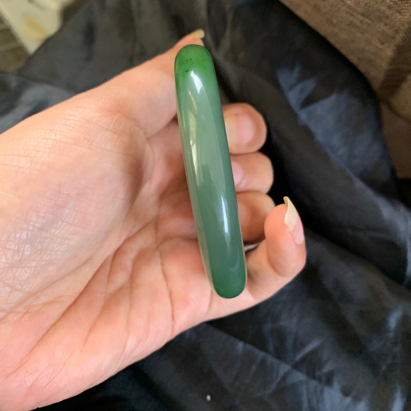 60圈口和田玉碧玉菠菜绿手镯，和田玉60圈口手镯，镯型古朴典雅。在诗情画意的雨巷相遇，你是我腕间的一抹风情，有你眸有深情.清风荡漾湖间静水，我愿俯身低眉，在烟波涟漪处寻