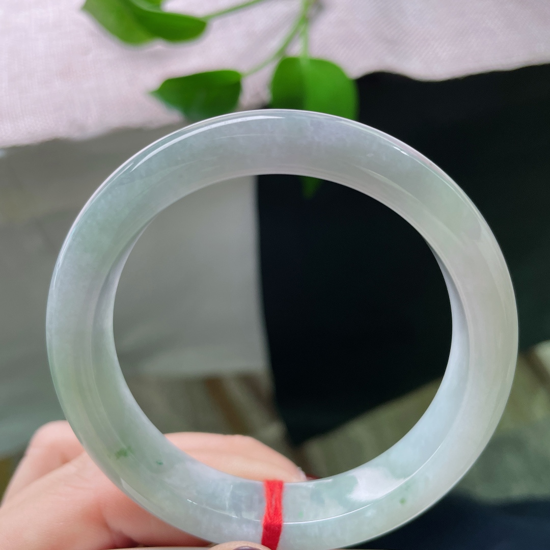 56.8/12.5/8.9，浅绿底正圈，不浓不烈，是翡翠最轻柔的呼吸。皮纹，ss48593a