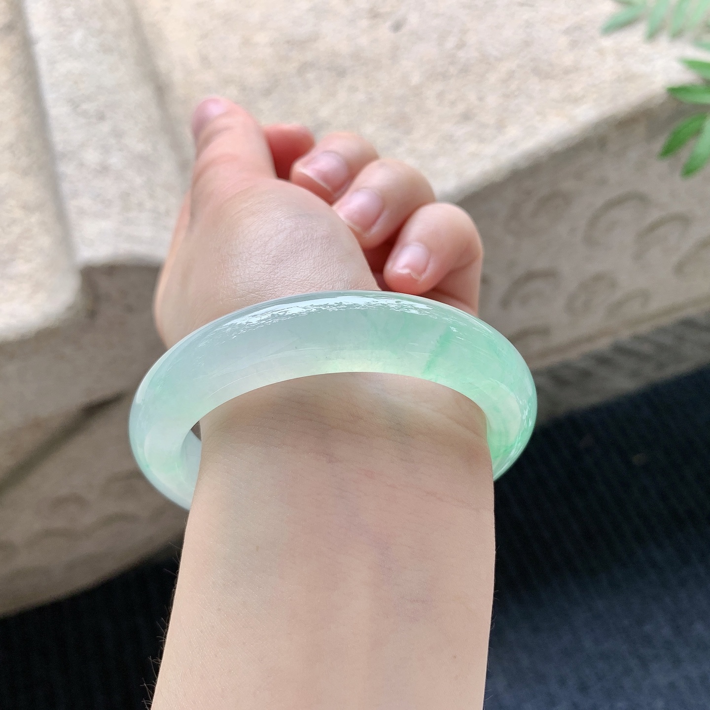 正圈53 54【圈口】54.3/12.6/9【编码】GH041146【描述】冰飘阳绿，清透，水润，种老，细腻，无纹裂