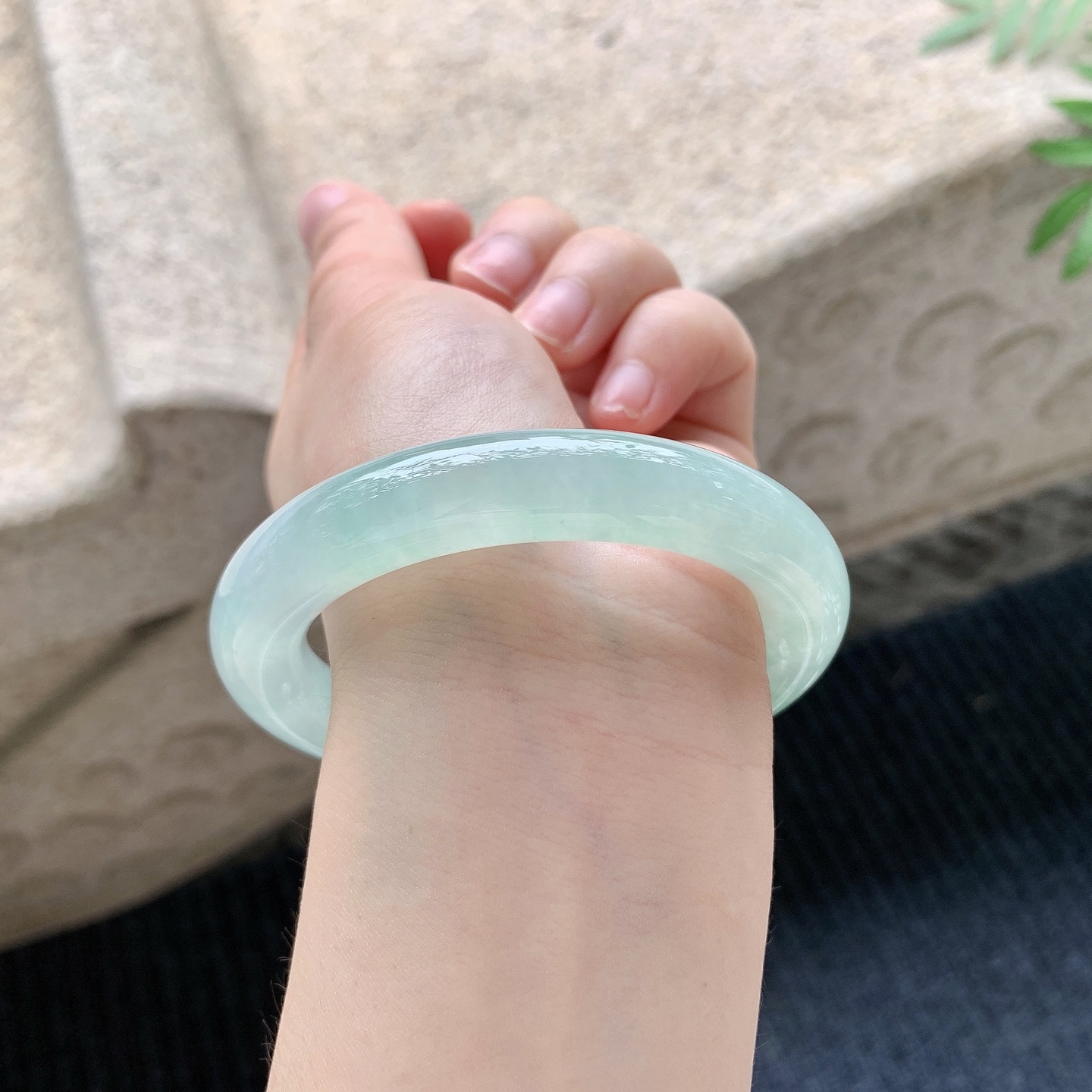 圆条54 55【圈口】55/11.2/11【编码】A2041120【描述】冰糯阳绿，水润，种老，细腻，无纹裂