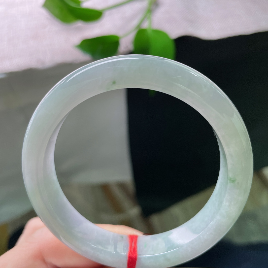 56.8/12.5/8.9，浅绿底正圈，不浓不烈，是翡翠最轻柔的呼吸。皮纹，ss48593a