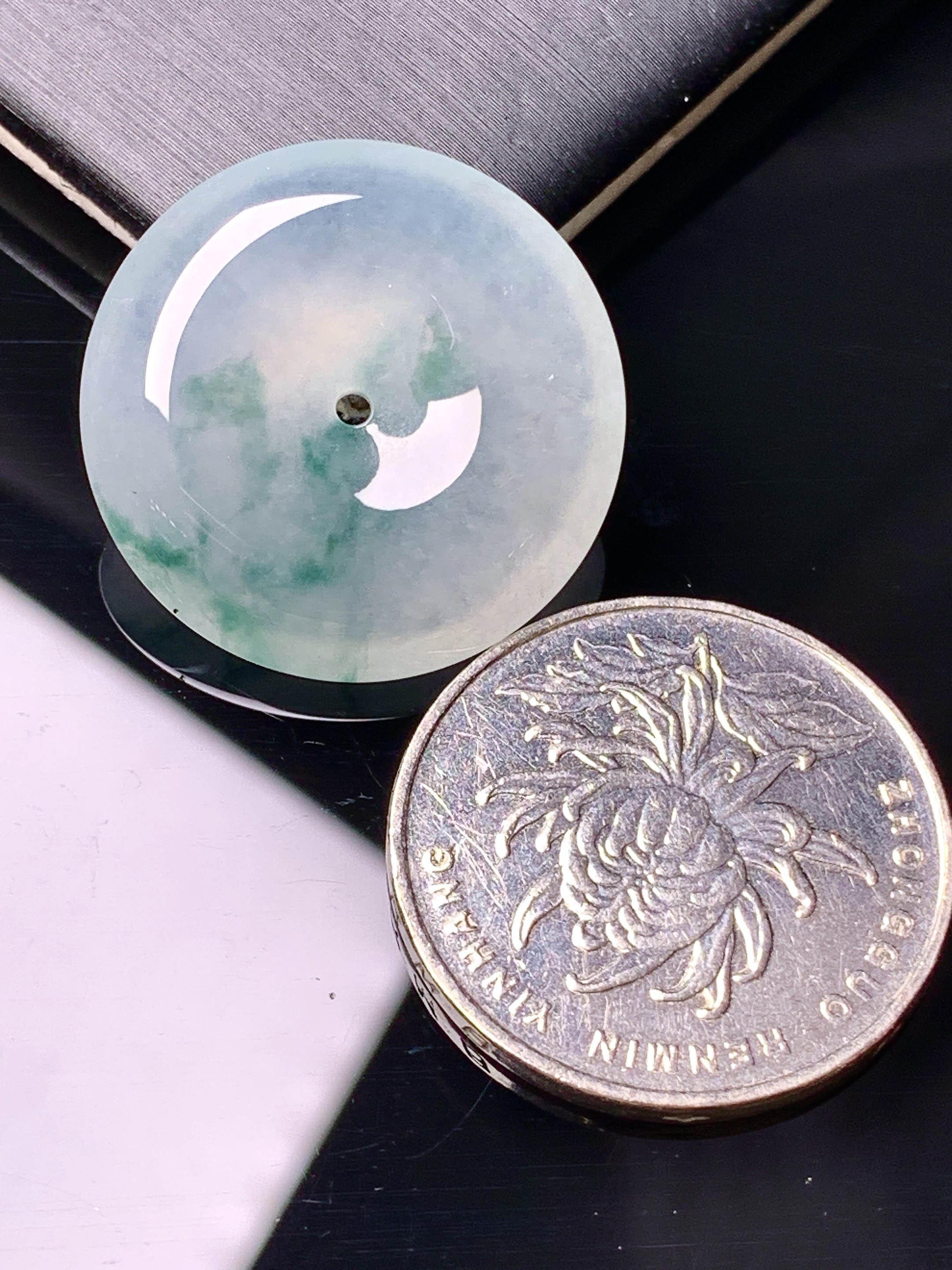 冰种平安扣吊坠 玉质细腻 色泽艳丽清新 水润亮眼 整体尺寸24.6*6x1