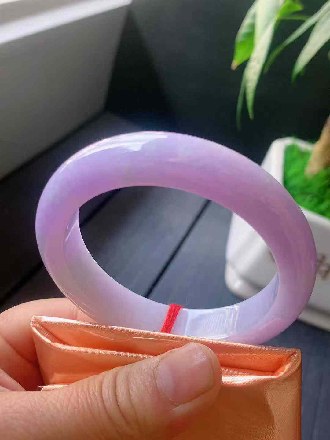 【翡翠名称】老种紫罗兰53.7正圈口手镯
【翡翠尺寸】53.7/12.5/9mm适合52.5-55正圈口佩戴
【翡翠描述】宝贝种老水足，玉质细腻，色泽靓丽，性价比高，佩戴效果好！
【其它赠送】权威证书/精美挂绳盒子/支持全国复检