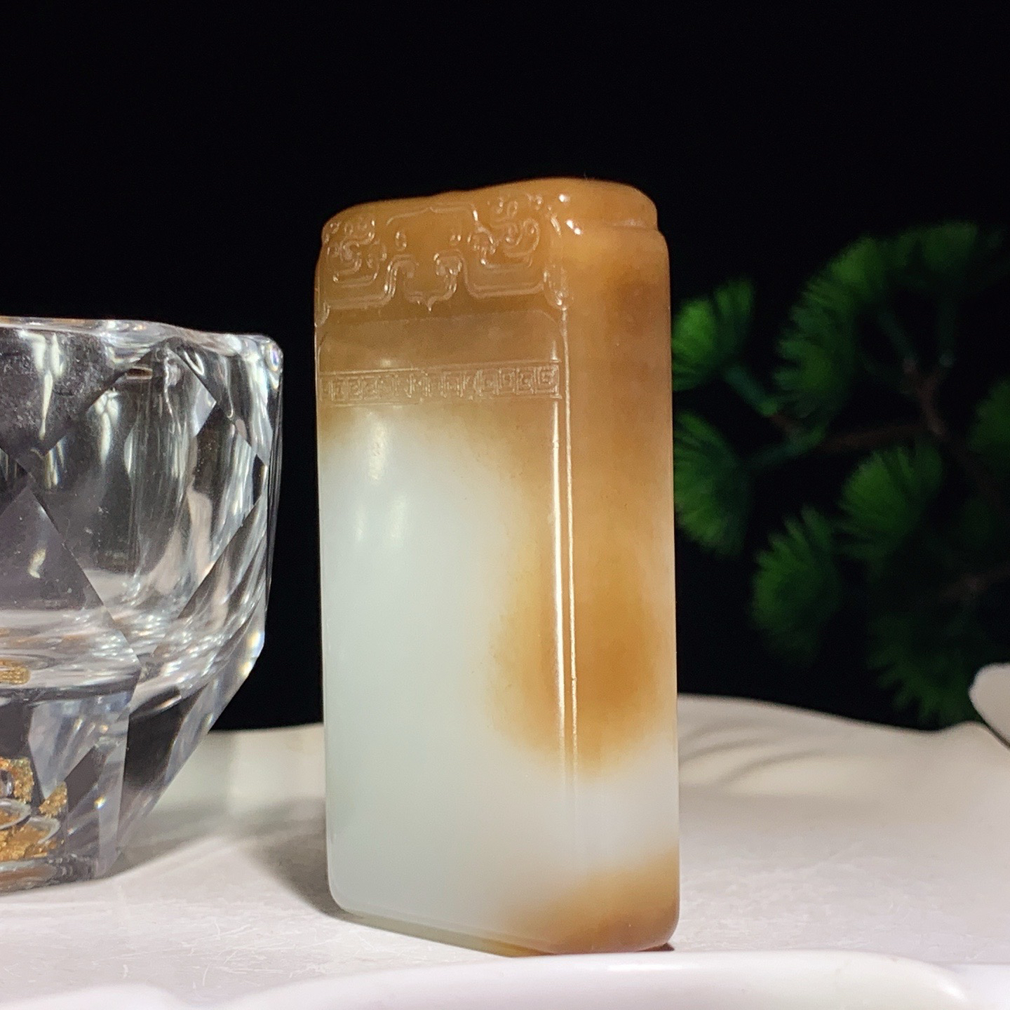 新疆且末糖平安无事牌挂件。尺寸58/32/13重64.7克。玉质细腻油润。手推出油。佩戴高端典雅。lt260410