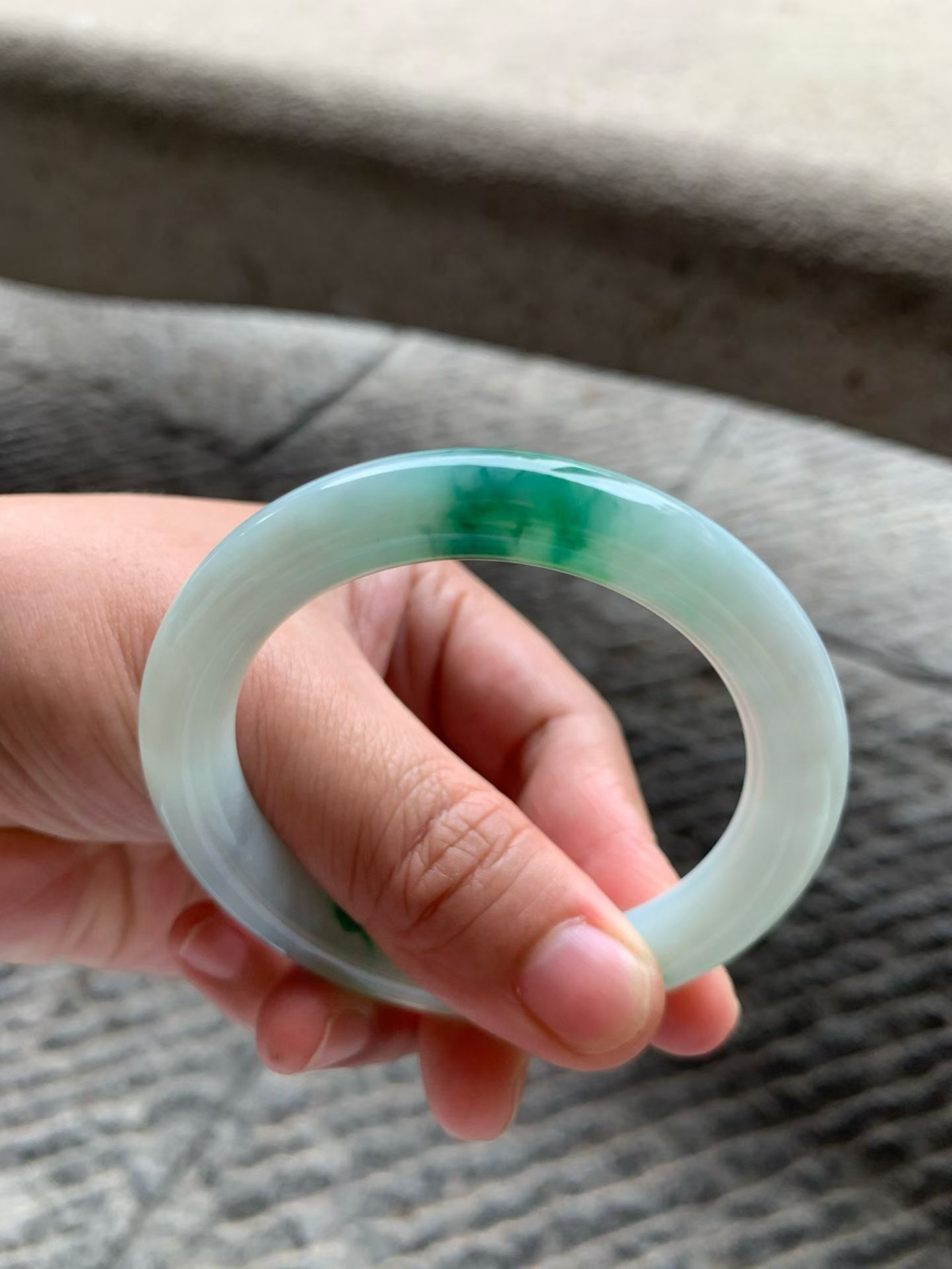 飘绿花圆条手镯尺寸53*9.8*9.5 种质细腻，釉洁水润，花色灵动鲜活，经典耐看