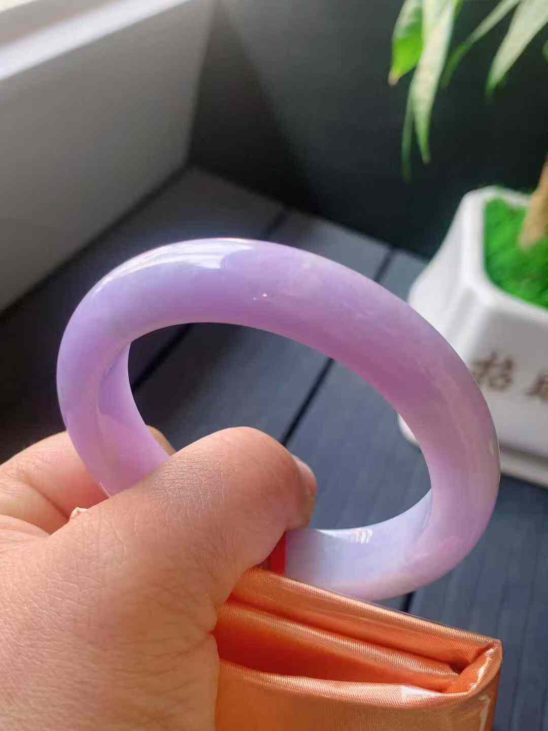 【翡翠名称】老种紫罗兰53.7正圈口手镯
【翡翠尺寸】53.7/12.5/9mm适合52.5-55正圈口佩戴
【翡翠描述】宝贝种老水足，玉质细腻，色泽靓丽，性价比高，佩戴效果好！
【其它赠送】权威证书/精美挂绳盒子/支持全国复检