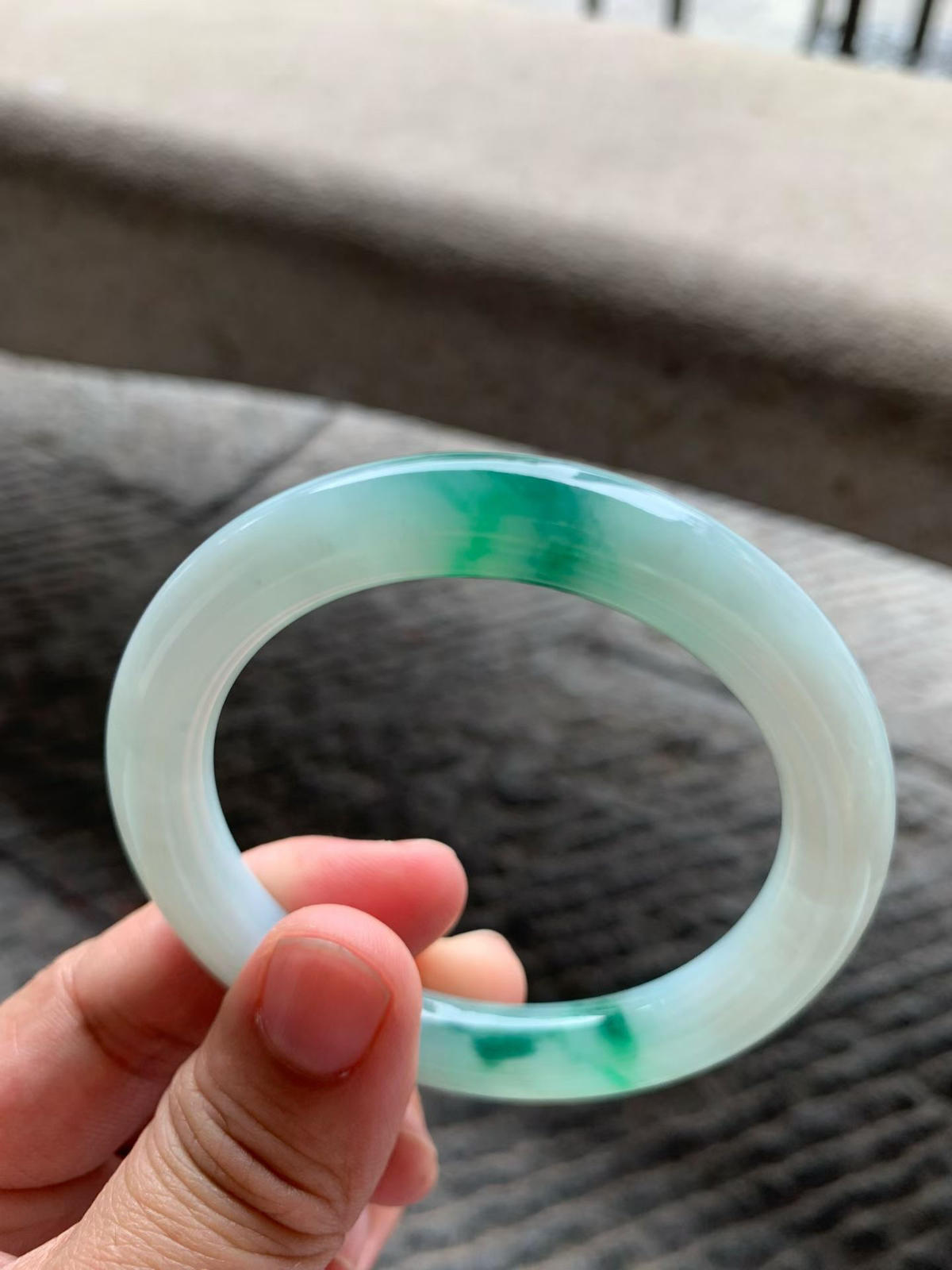 飘绿花圆条手镯尺寸53*9.8*9.5 种质细腻，釉洁水润，花色灵动鲜活，经典耐看