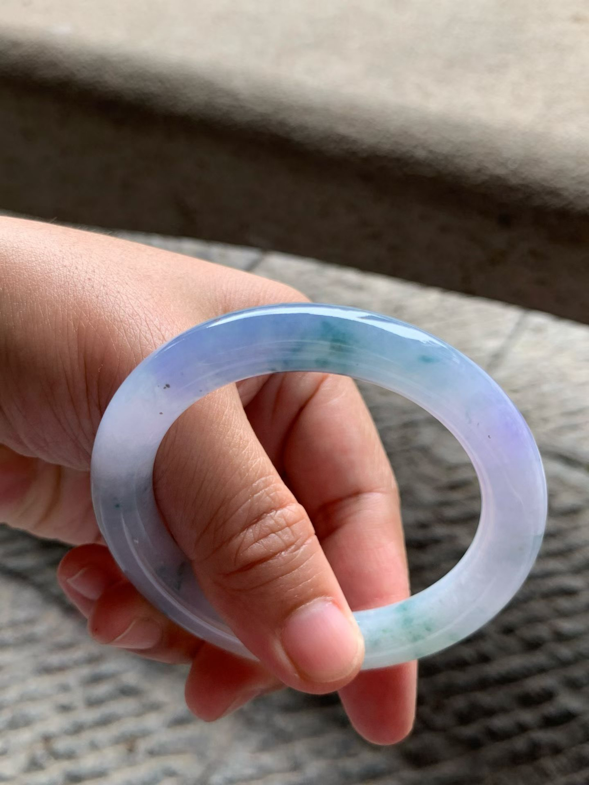 浓郁紫罗兰飘花圆条手镯尺寸54*10*10 种质细腻，水润光泽，紫色浓郁，蓝花灵动飘逸，上手贵气显