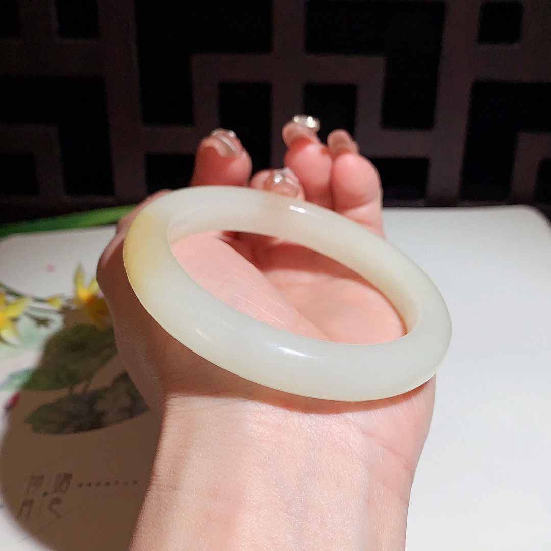 和田玉57.5圈口且末糖手镯！玉质细腻油润 底色纯净 无裂无黑 脂粉好，品质高。