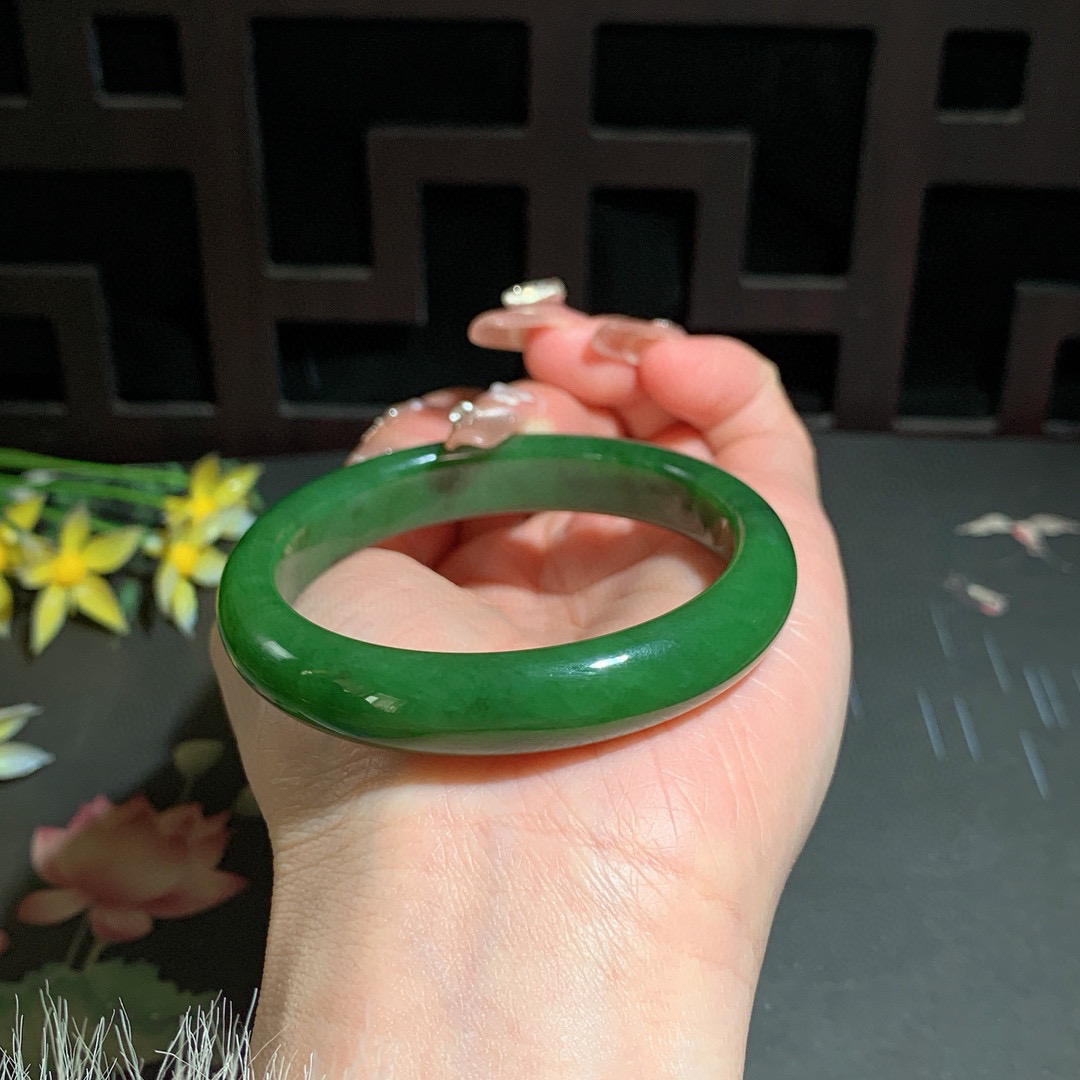 和田玉52.8圈口菠菜绿碧玉手镯！玉质细腻油润 底色纯净 无裂无棉 脂粉好，品质高。