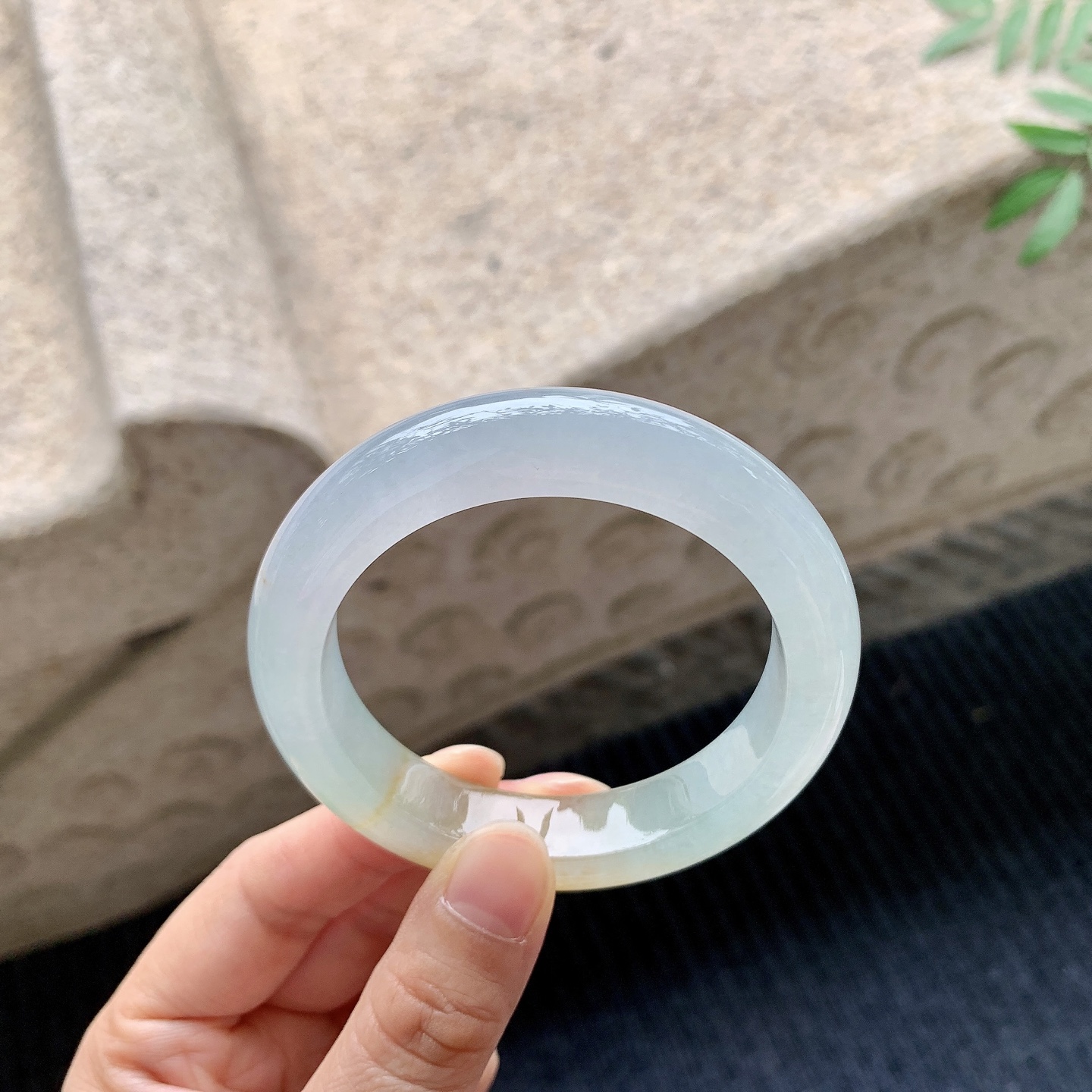 正圈51 52 【圈口】52.5/12/9.2 【编码】QX041113 【描述】冰飘黄翡，清透，水润，种老，细腻，无纹裂