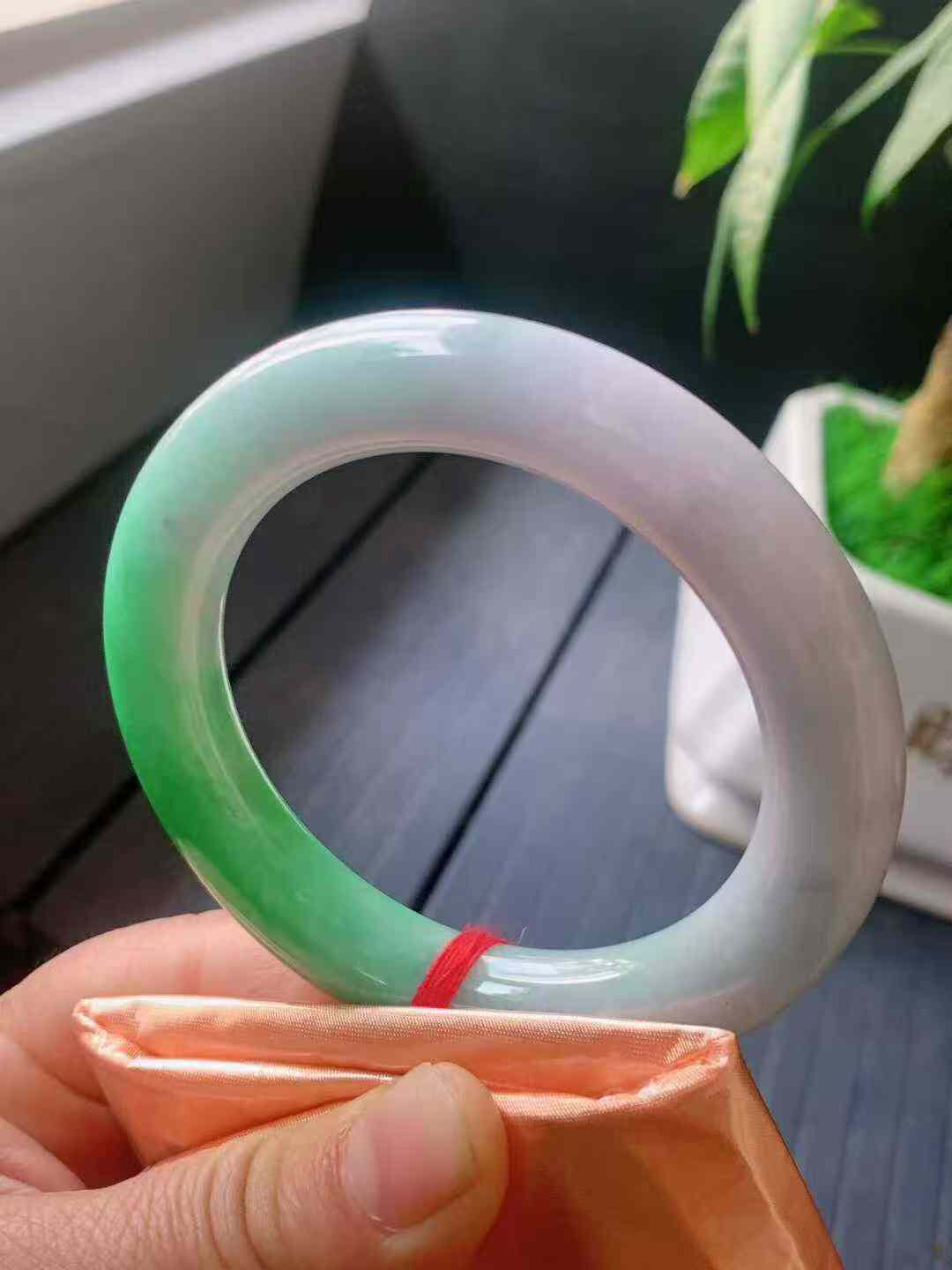 【翡翠名称】老坑种飘阳绿55圈口圆条手镯
【翡翠尺寸】55/11.3/11.3mm适合55-57正圈口佩戴
【翡翠描述】宝贝种老水足，玉质细腻，色泽靓丽，性价比高，佩戴效果好！
【其它赠送】权威证书/精美挂绳盒子/支持全国复检