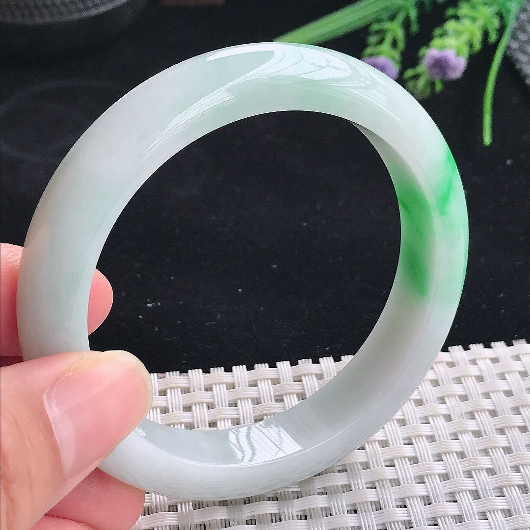 实拍A货翡翠56.8/12/8.5老坑精美冰润飘阳绿手镯宽边玉镯平安镯美人镯
