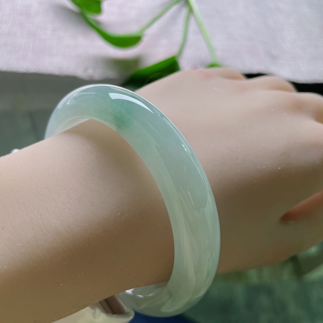 57.4/12.2/8.4，绿底正圈，一抹浅浅的飘花点缀，水润莹透、绿意氤氲。无裂，ss54633a