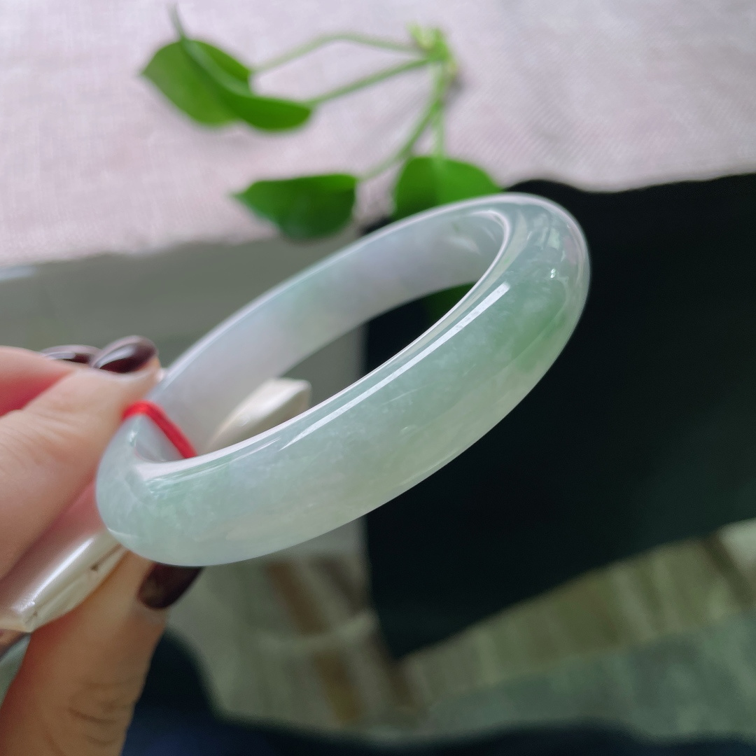 56.8/12.5/8.9，浅绿底正圈，不浓不烈，是翡翠最轻柔的呼吸。皮纹，ss48593a