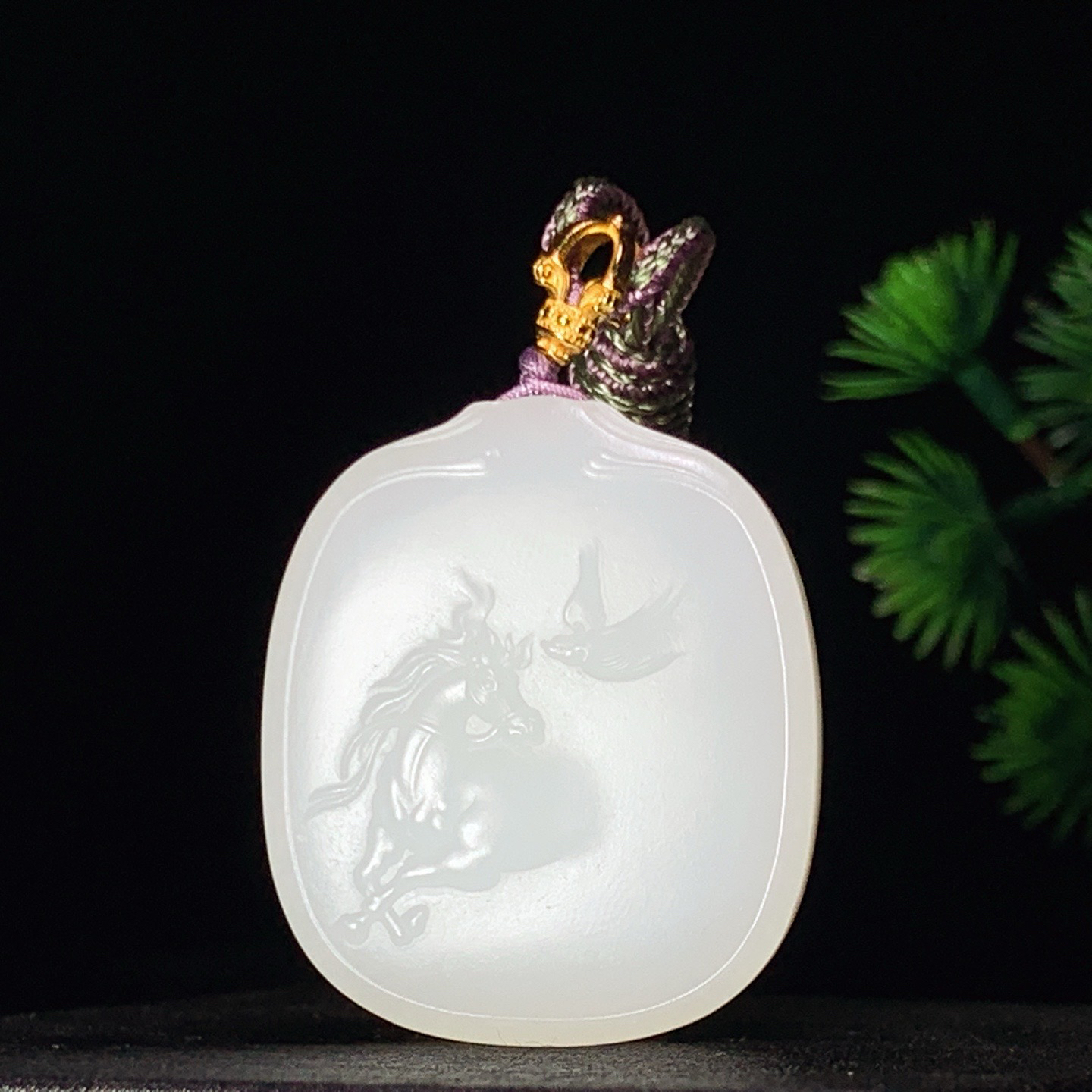 新疆和田玉羊脂白玉一马当先马挂件 尺寸38/33/12重32.8克 玉质细腻油润 底色纯净 脂粉好，