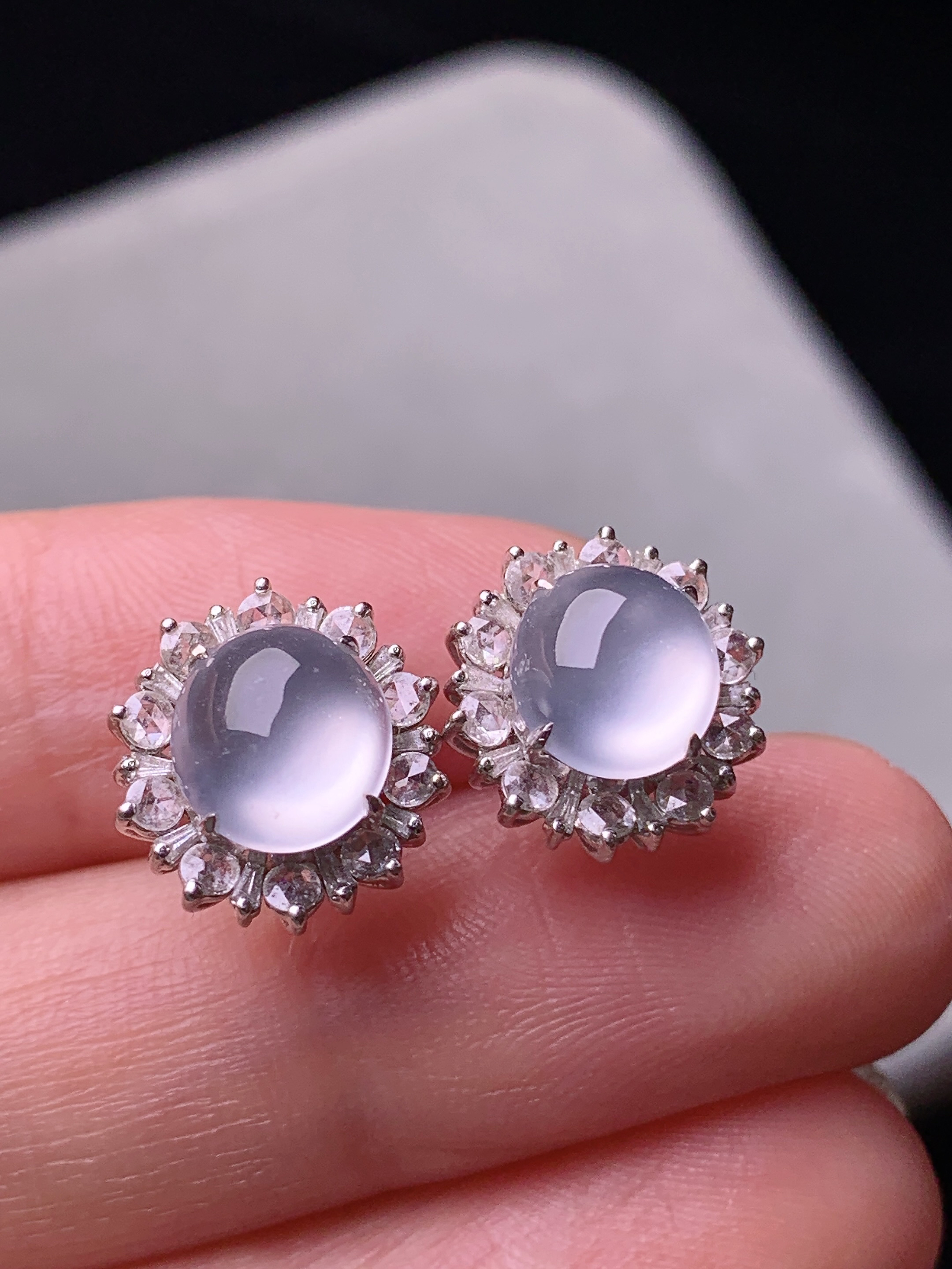 18k金钻镶嵌冰种蛋面耳钉 玉质细腻 色泽艳丽清新 水润亮眼 整体尺寸12.3*11.8*7.6x8