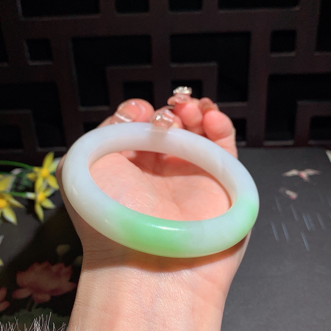 和田玉58圈口翠青手镯，玉质细腻油润 底色纯净 无裂无杂 脂粉好，品质高