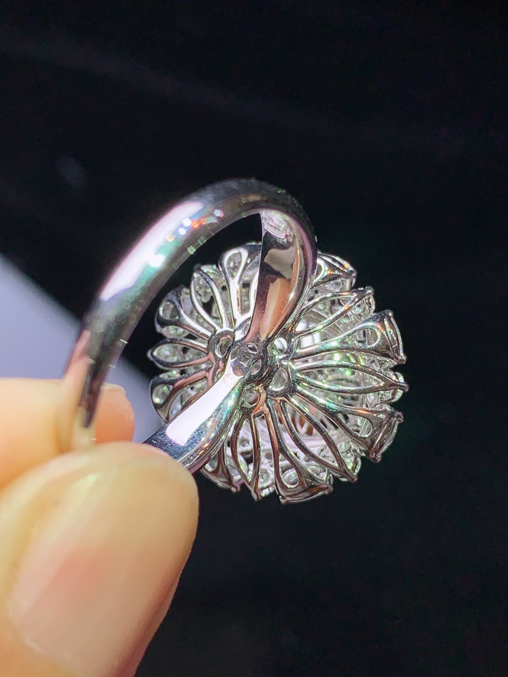 18k金钻镶嵌满绿蛋面戒指 玉质细腻 色泽艳丽清新 水润亮眼 圈口14.5 整体尺寸18.3*16.8*13.2k1