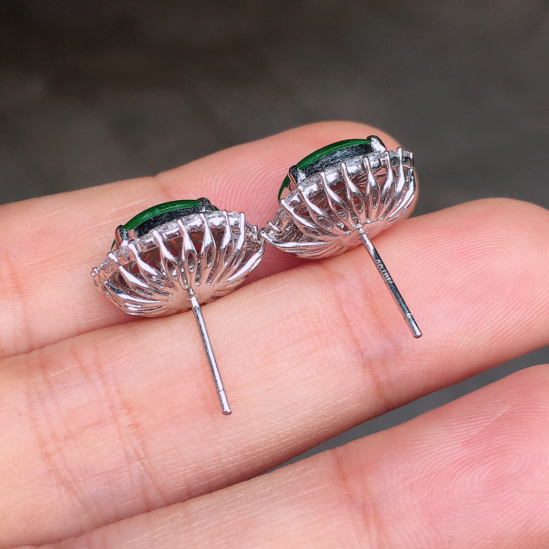 阳绿蛋面耳钉，色泽均匀艳丽，玉质细腻，荧光感超
强，饱满圆润，尽显优雅气质，18k
金豪华镶嵌