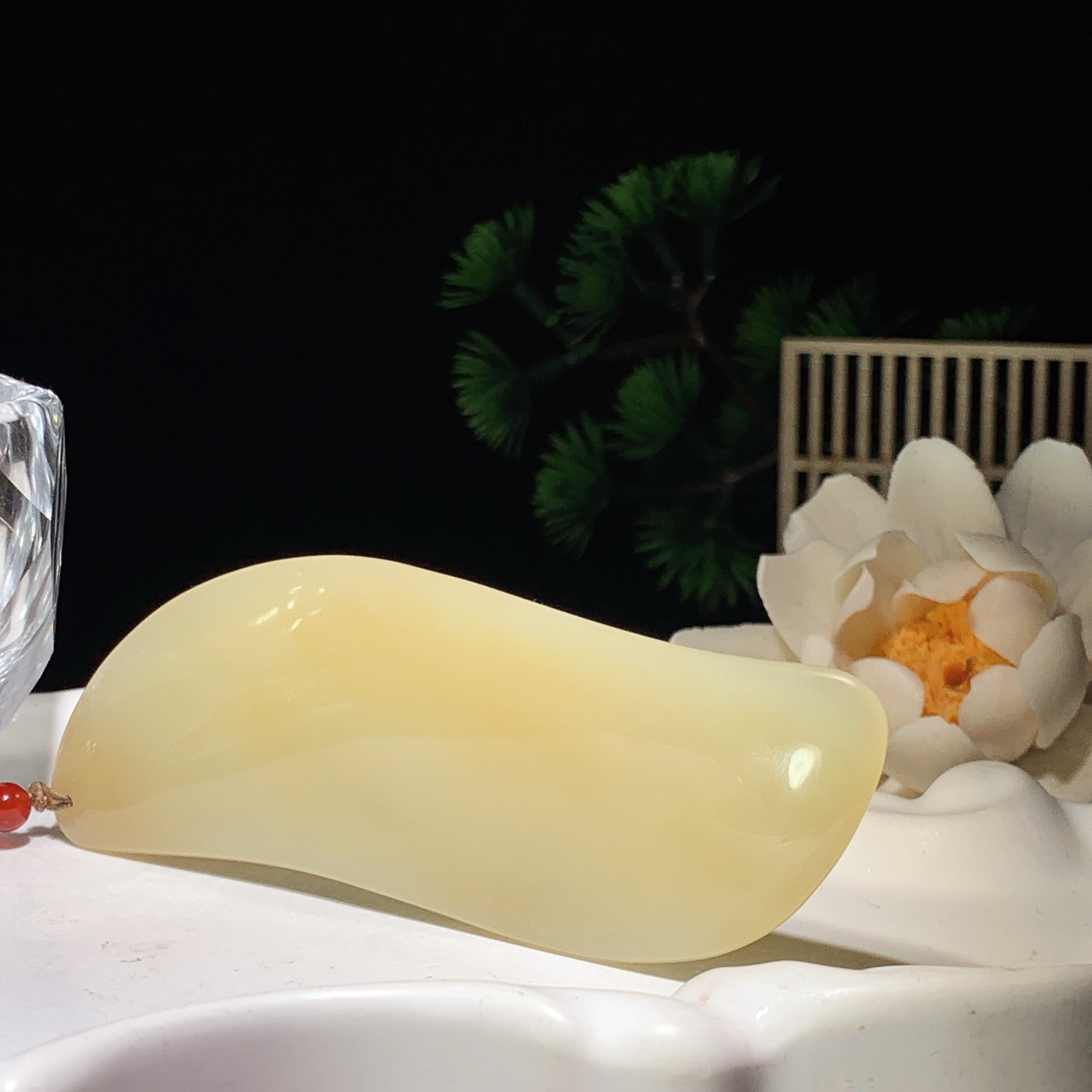 新疆且末糖刮痧板挂件。尺寸101/32/7重44.3克。玉质细腻油润。手推出油。佩戴高端典雅。lt260410