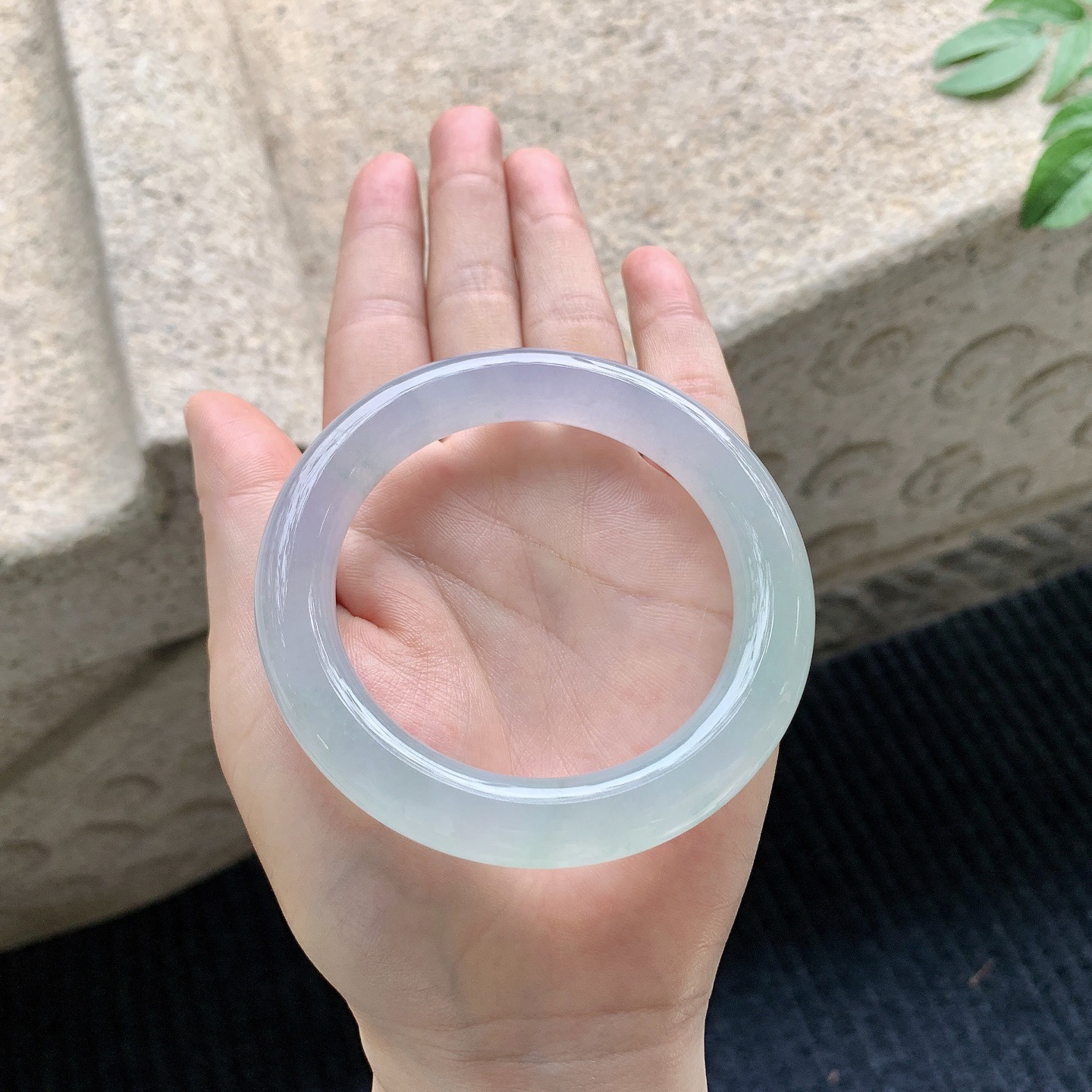 圆条54 55
【圈口】55.8/11.1/10.9
【描述】冰春彩，清透，水润，种老，细腻，无纹裂！