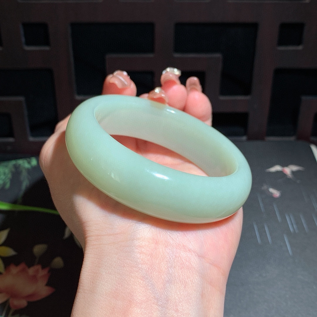 和田玉58圈口且末蓝宽版手镯！玉质细腻油润 底色纯净 无裂无杂 脂粉好，品质好！