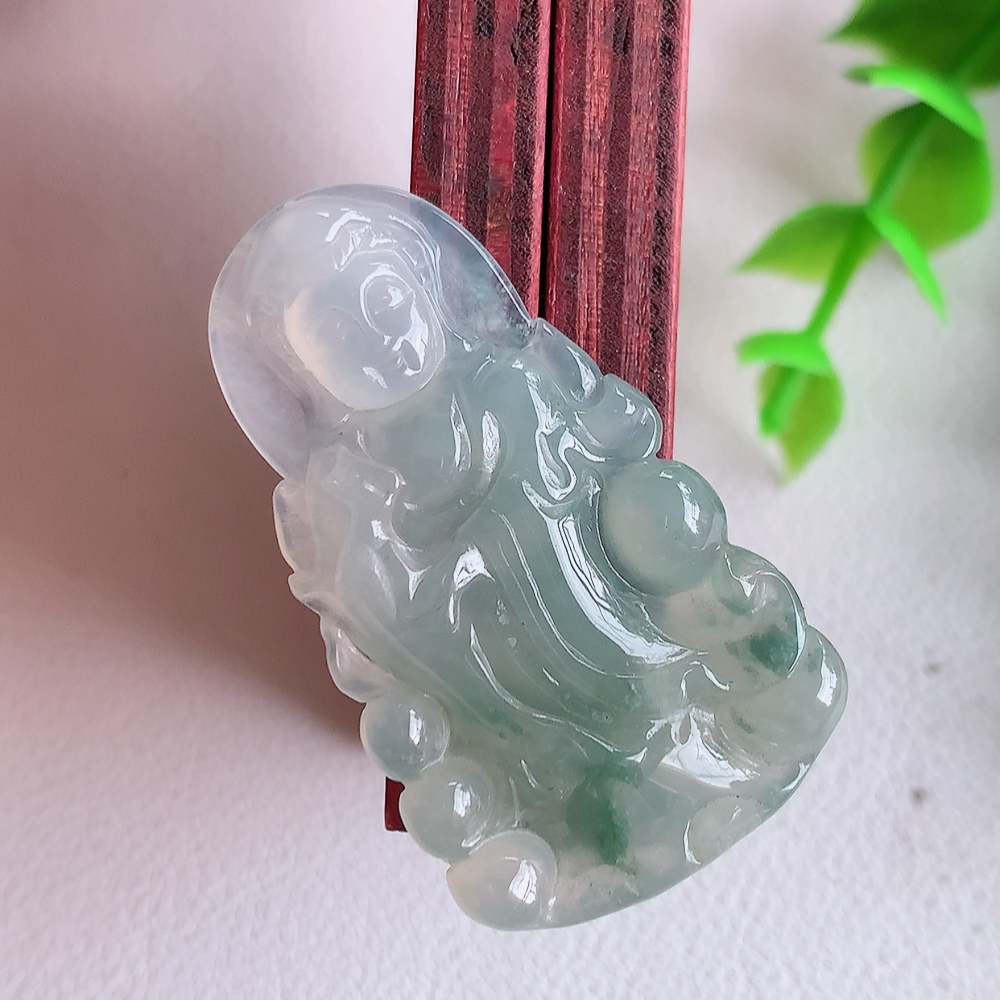 冰润精雕观音吊坠，法相端庄大气，工艺精湛，种色浓郁，细腻饱满冰润，种老水足，收藏佳品，佩戴大气  W01.8   尺寸：39.8-23-4.8mm