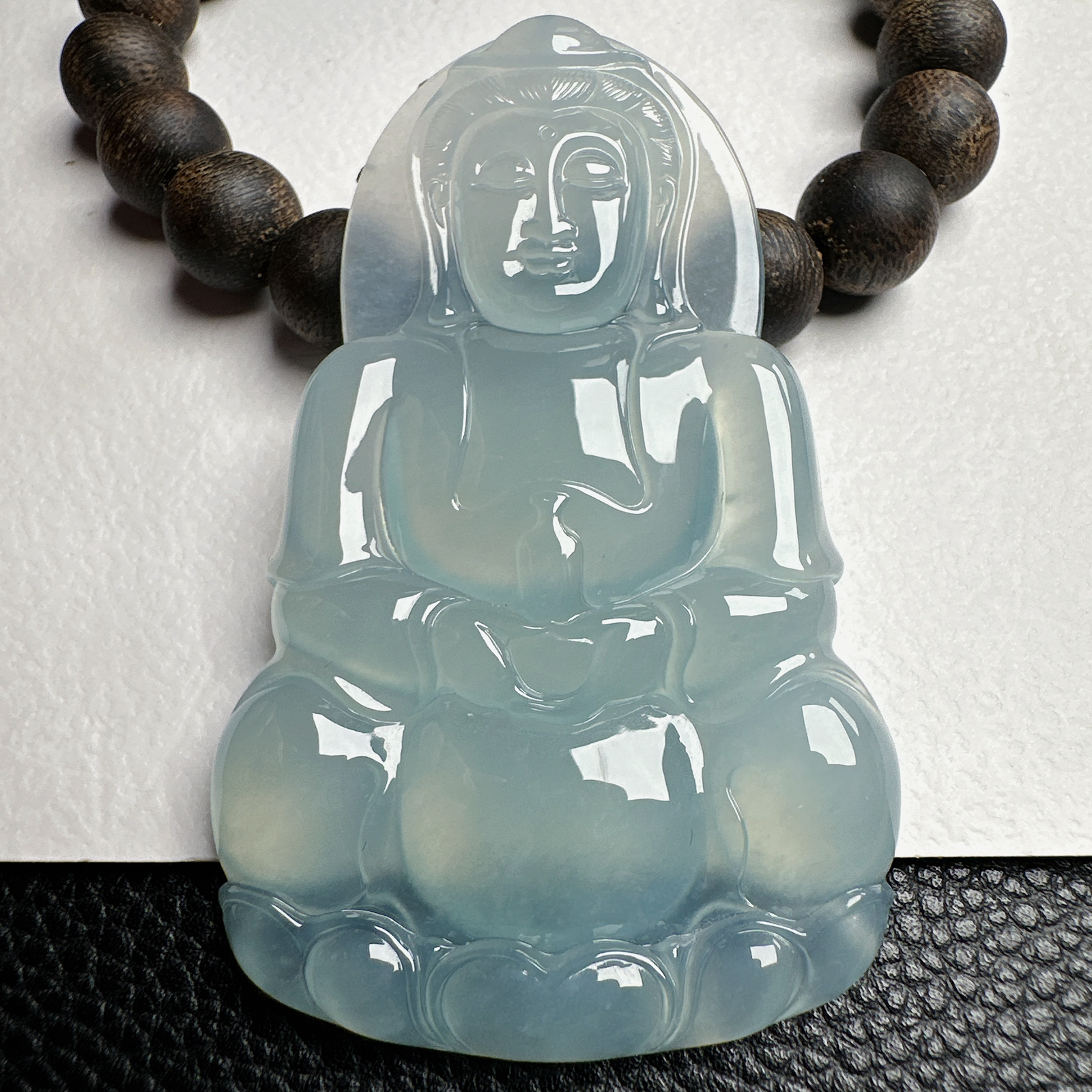 【冰种正装观音】蓝底色泽，质地细腻，通透度上佳，冰感十足，适合佩戴