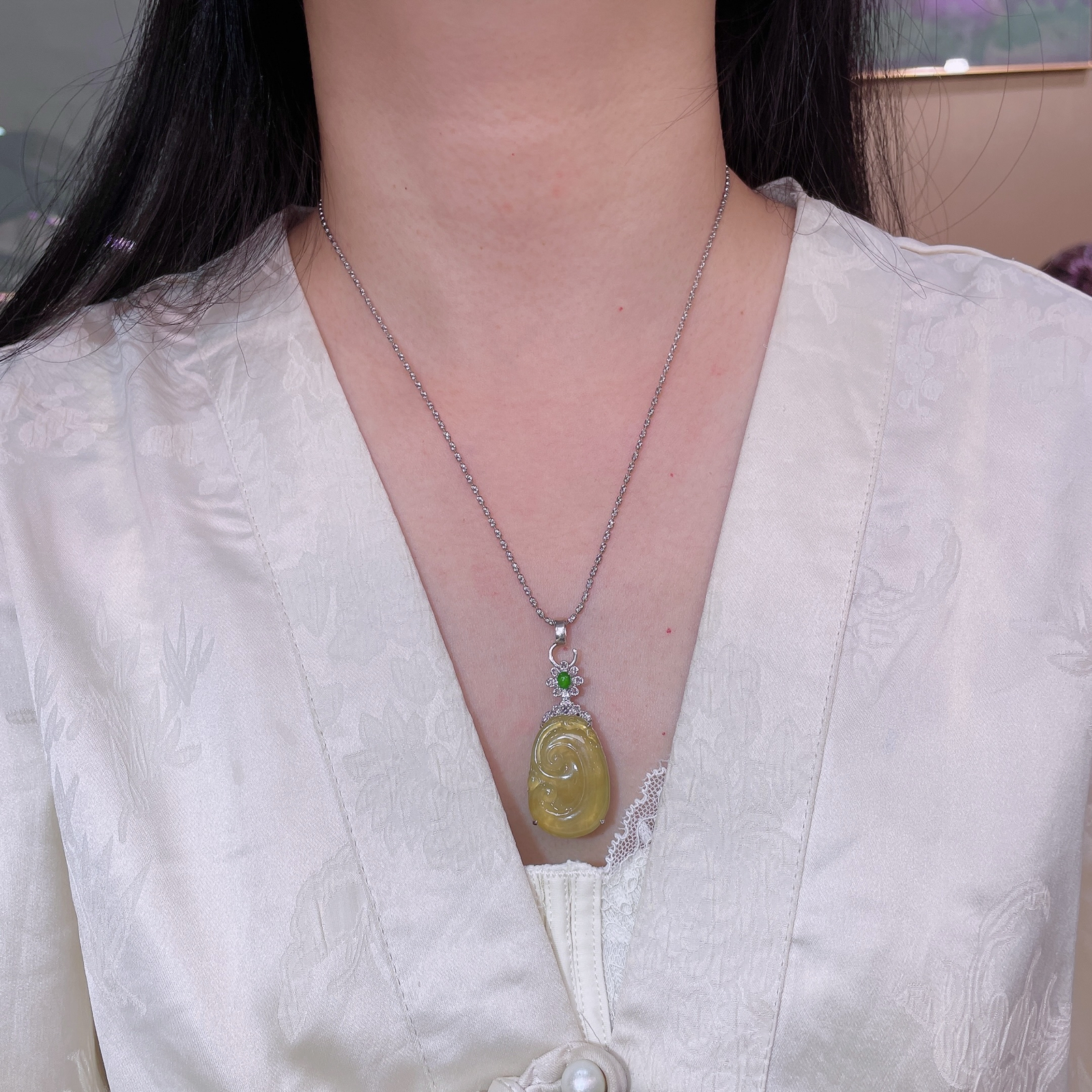 ️天然翡翠冰黄翡如意吊坠
18k金镶嵌钻石 ，细腻水灵..