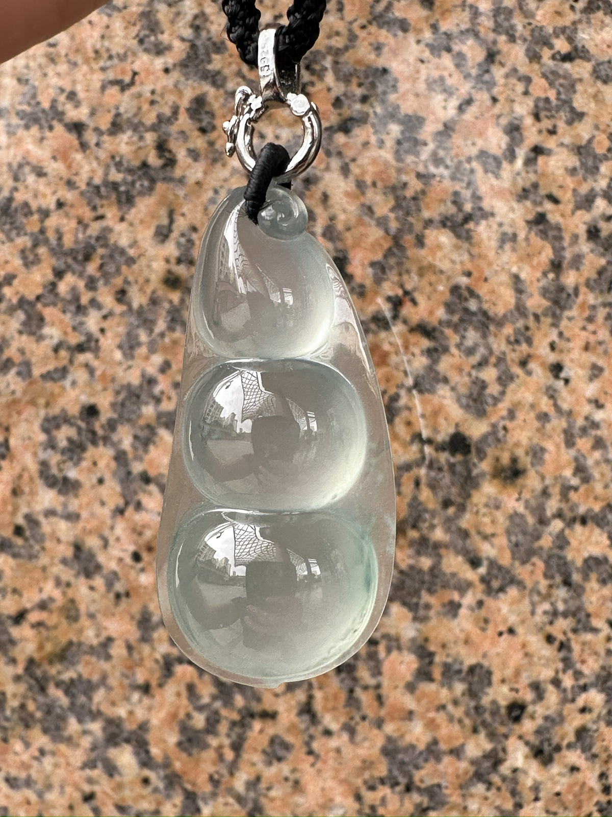 【冰种飘花福豆吊坠】老坑老料，很厚装，种地上乘，冰感十足，通透起光，饱满圆润，收藏品质